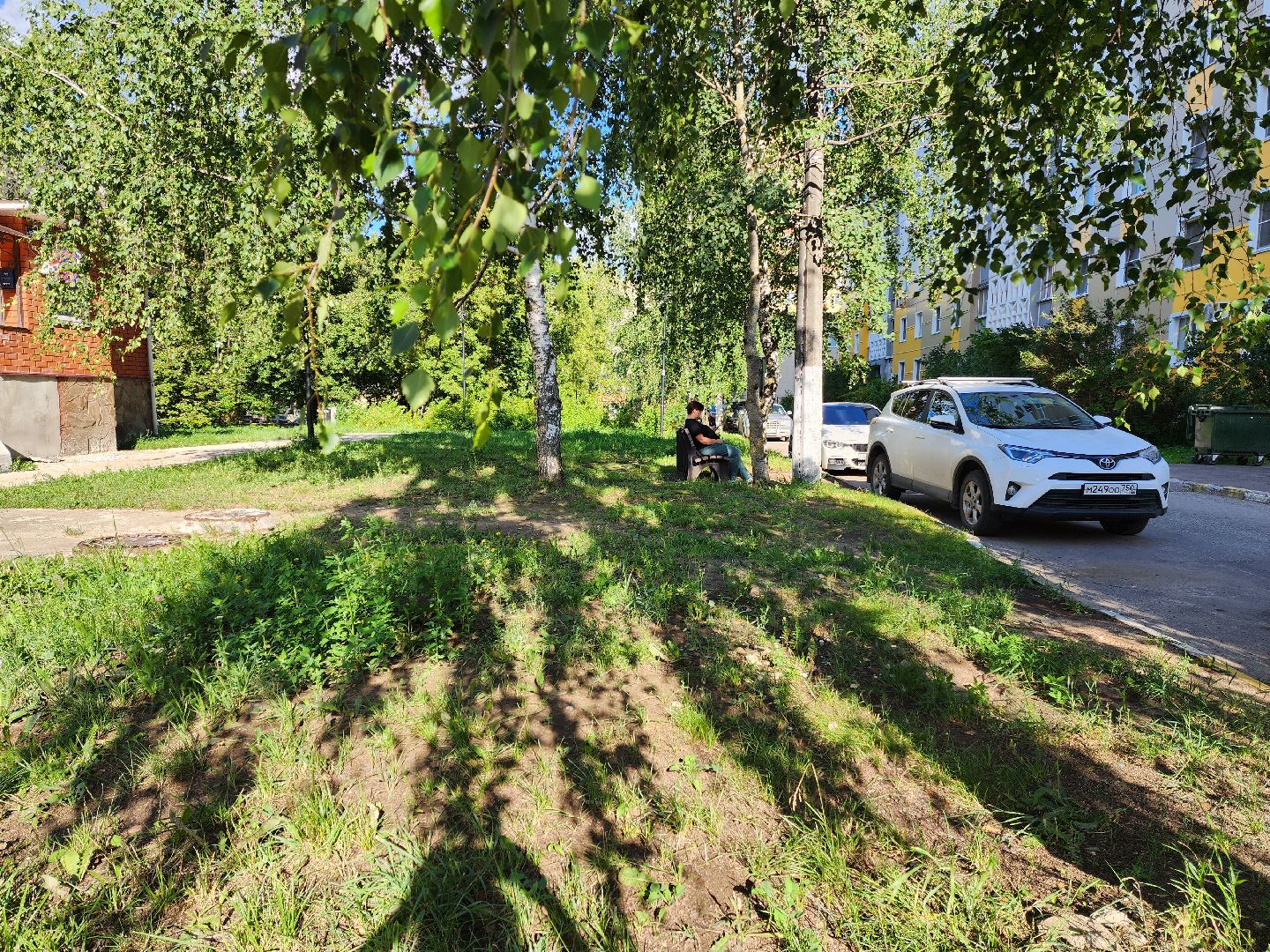 раменское, благоустройство, новые антивандальные скамейки на улице красноармейской,