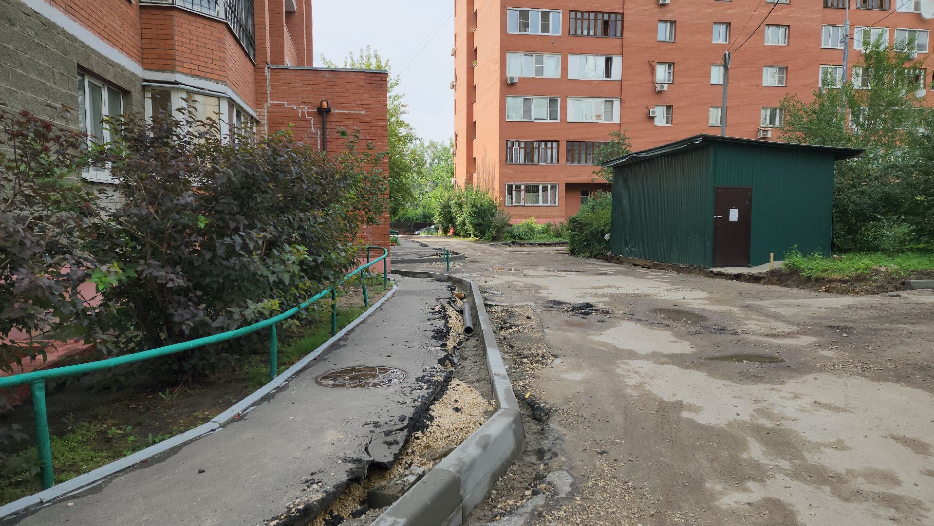 комплексное благоустройство дворовой территории, замена асфальта во дворе, новые парковки,