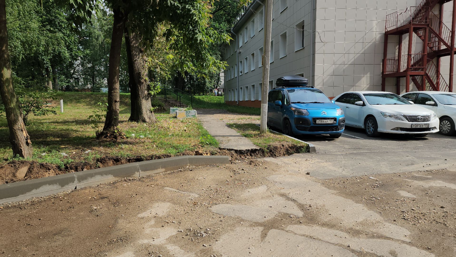 комплексное благоустройство дворовой территории, замена асфальта во дворе, новые парковки,