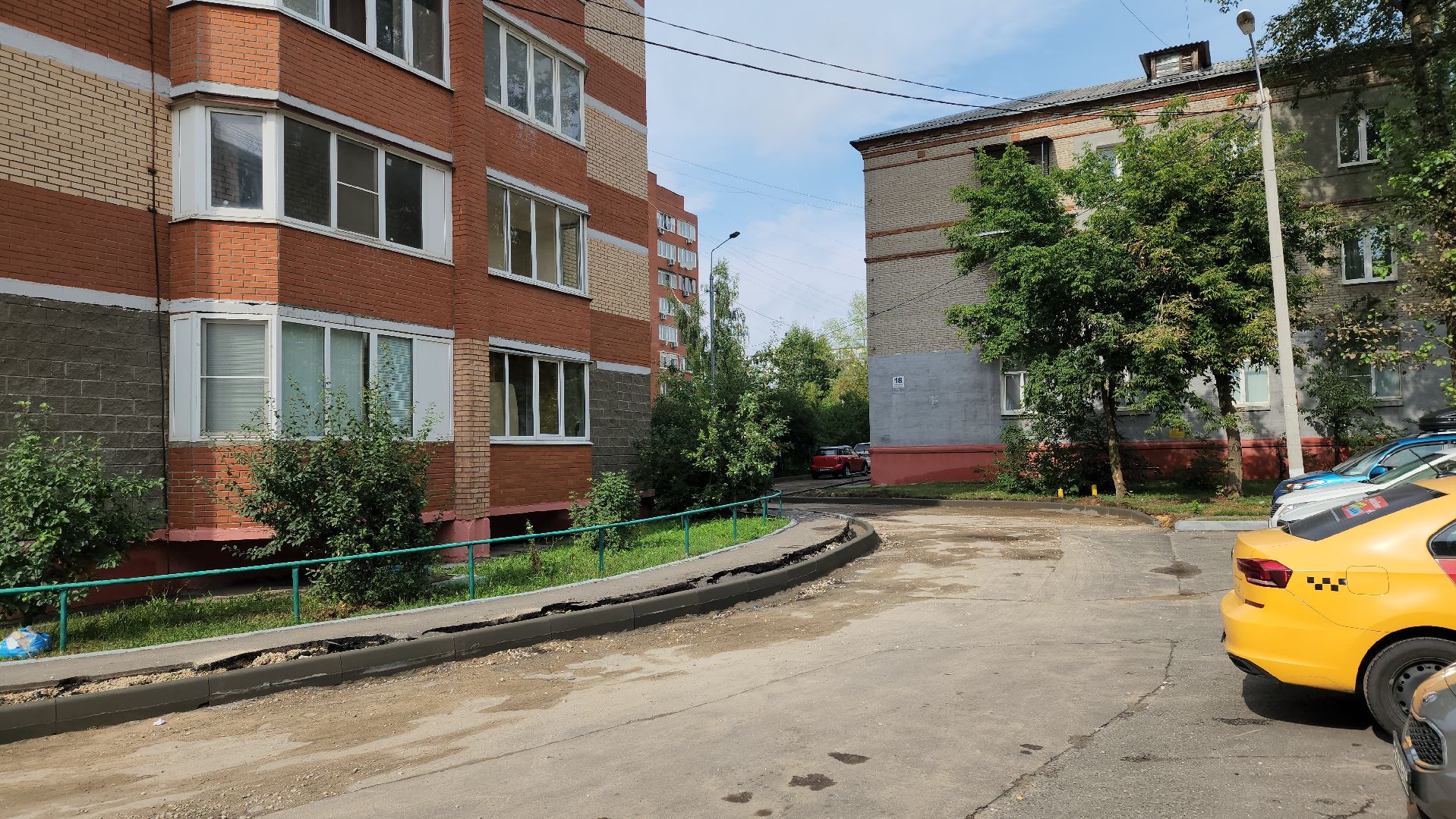 комплексное благоустройство дворовой территории, замена асфальта во дворе, новые парковки,