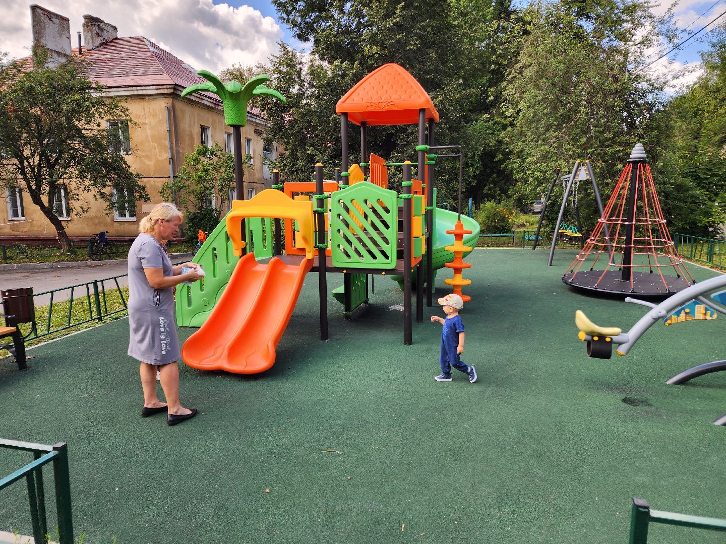 чехов, дворы, дворовые территории, комплексное благоустройство, формирование комфортной городской среды, адресный перечень, план на 2024 год, проезды, тротуары, парковки, детские площадки,