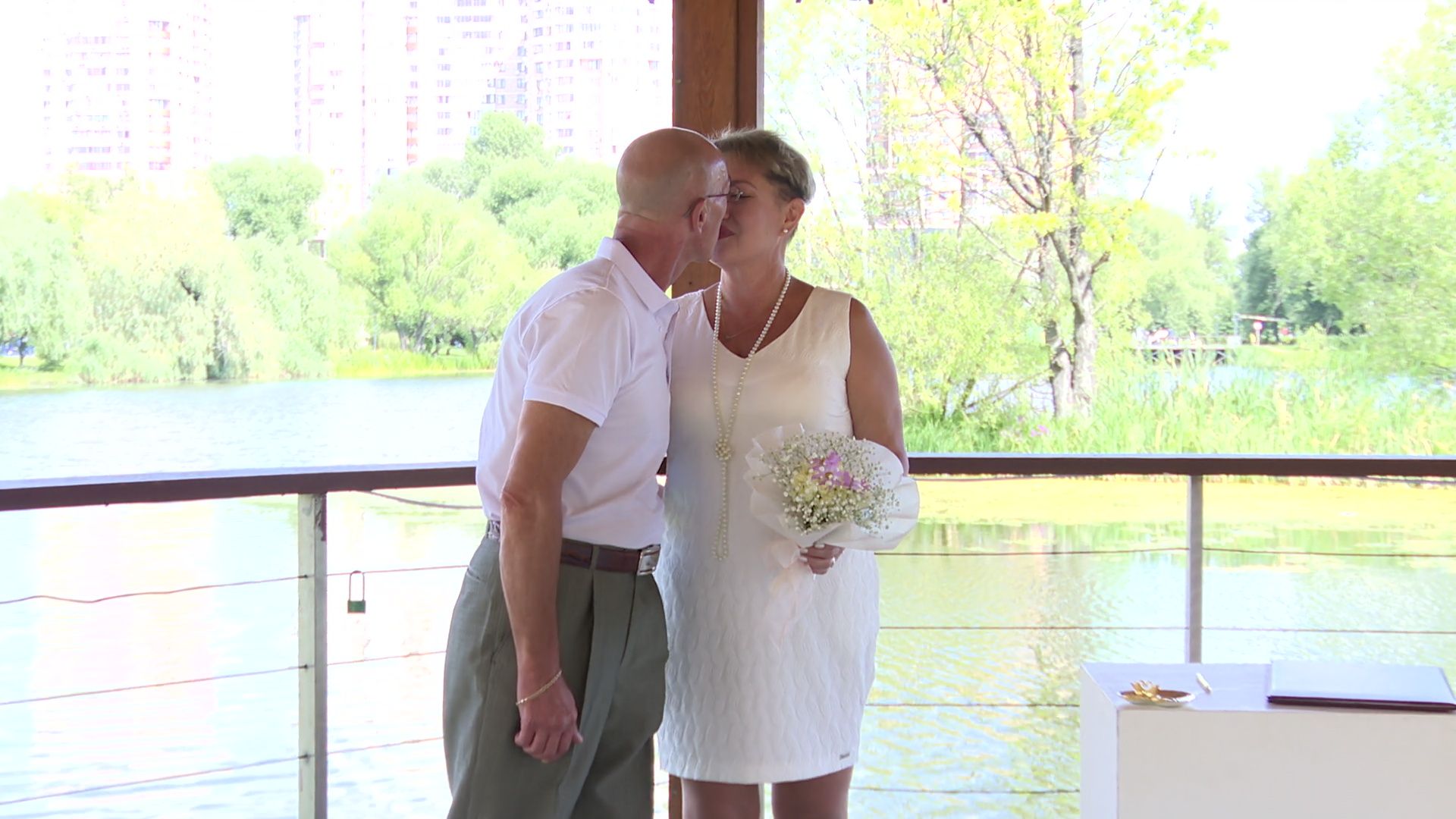 Реутов, свадьба в парке, свадьба в подмосковье, фабричный пруд, молодожены,