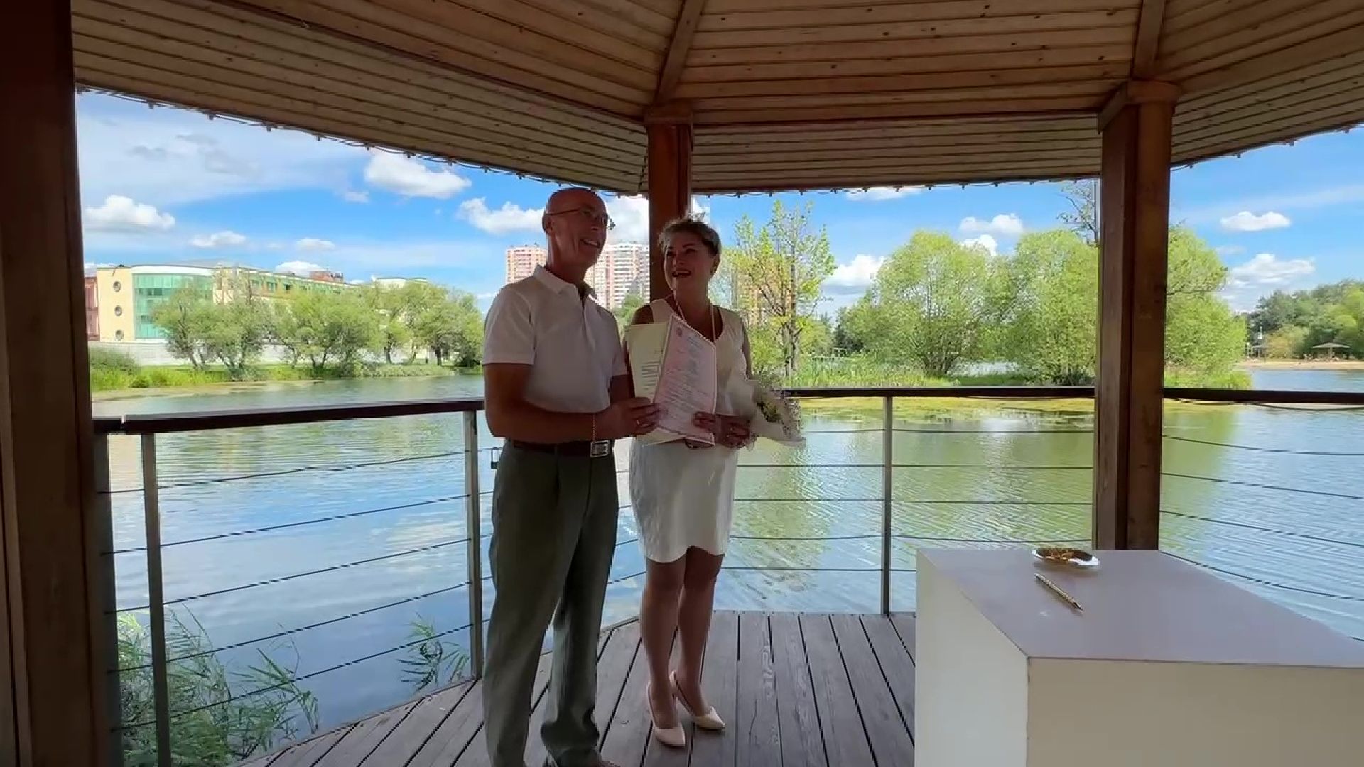 Реутов, свадьба в парке, свадьба в подмосковье, фабричный пруд, молодожены,