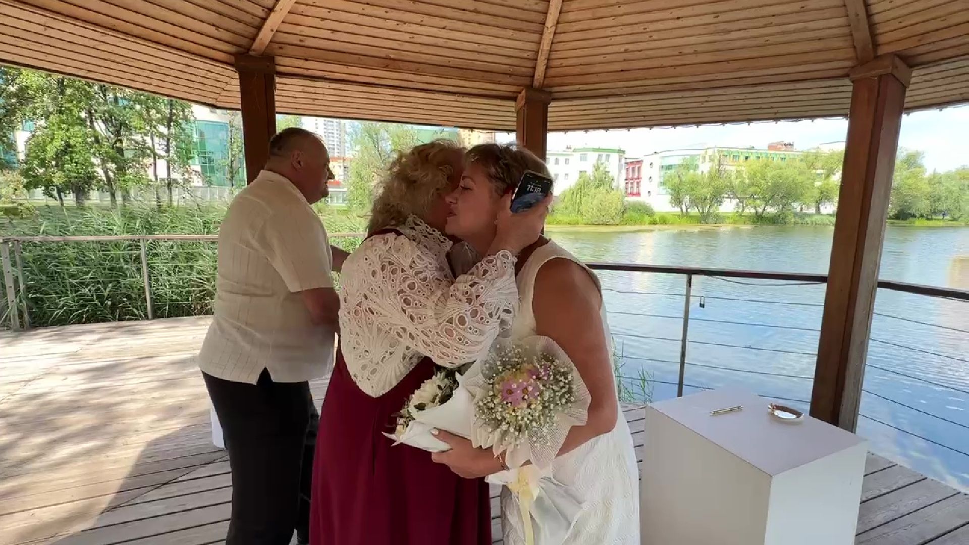 Реутов, свадьба в парке, свадьба в подмосковье, фабричный пруд, молодожены,