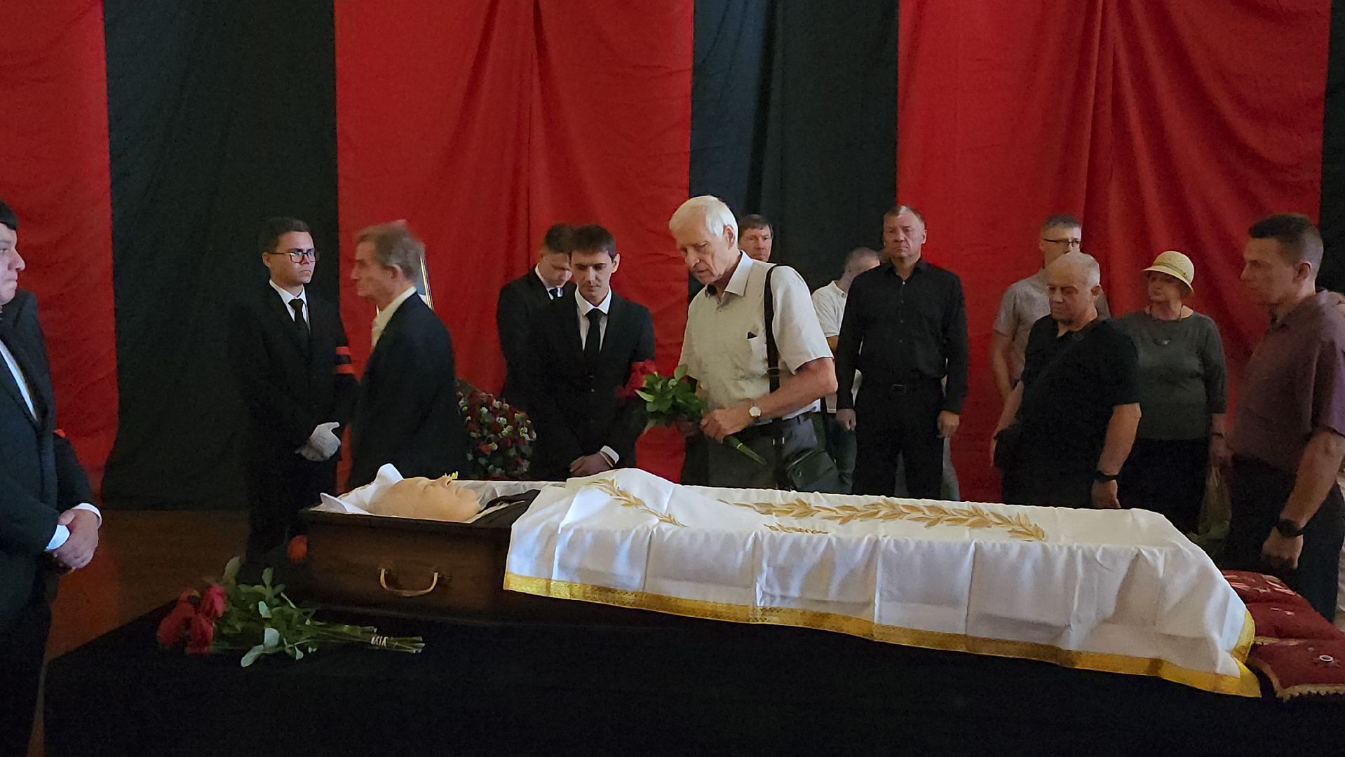 Леонид Лобас, прощание, Борис Аубакиров, Ил-76, Як-130, ЛИИ им Громова, Дворец культуры, Заслуженный летчик-испытатель, герой россии,