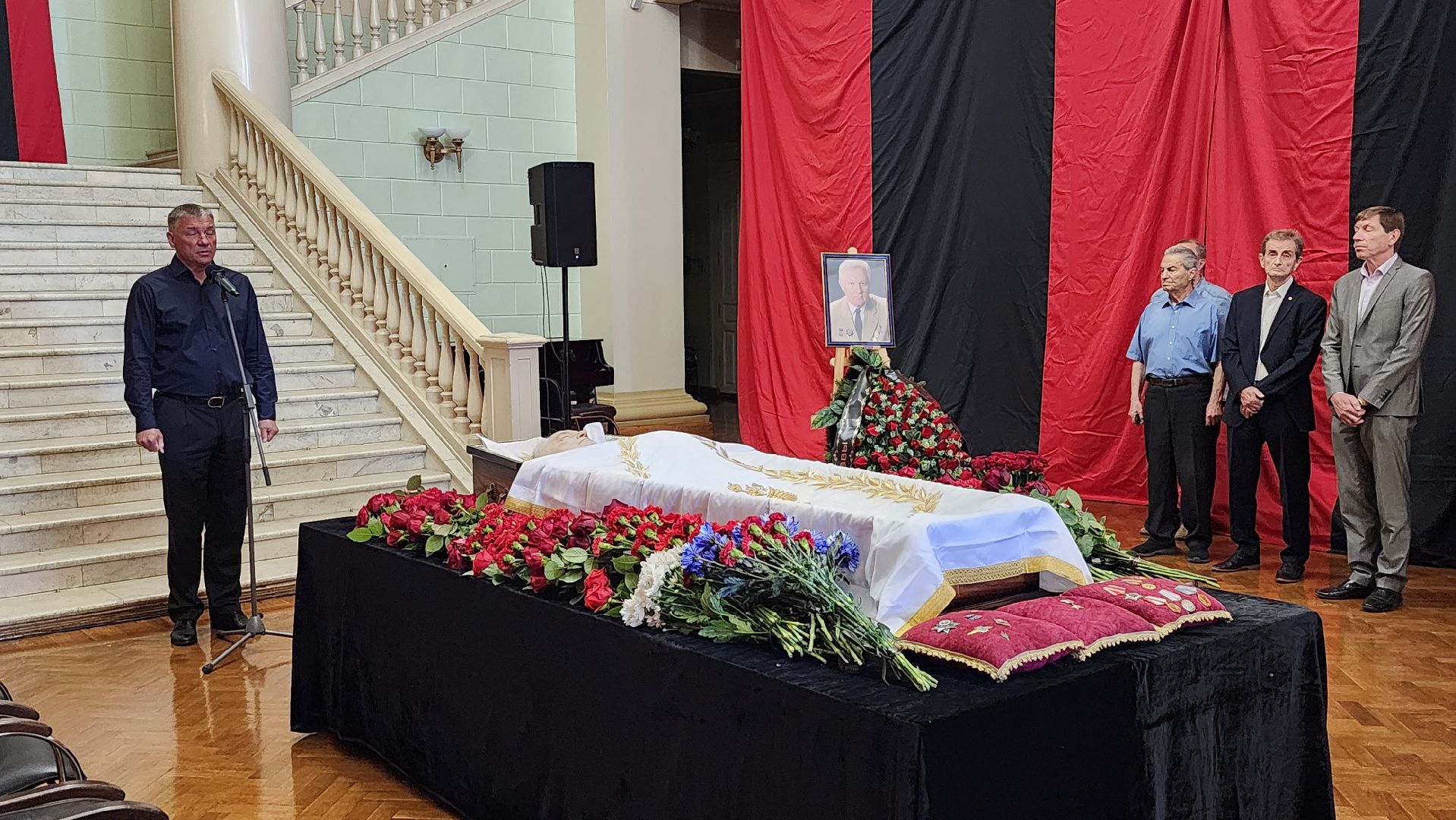 Леонид Лобас, прощание, Борис Аубакиров, Ил-76, Як-130, ЛИИ им Громова, Дворец культуры, Заслуженный летчик-испытатель, герой россии,