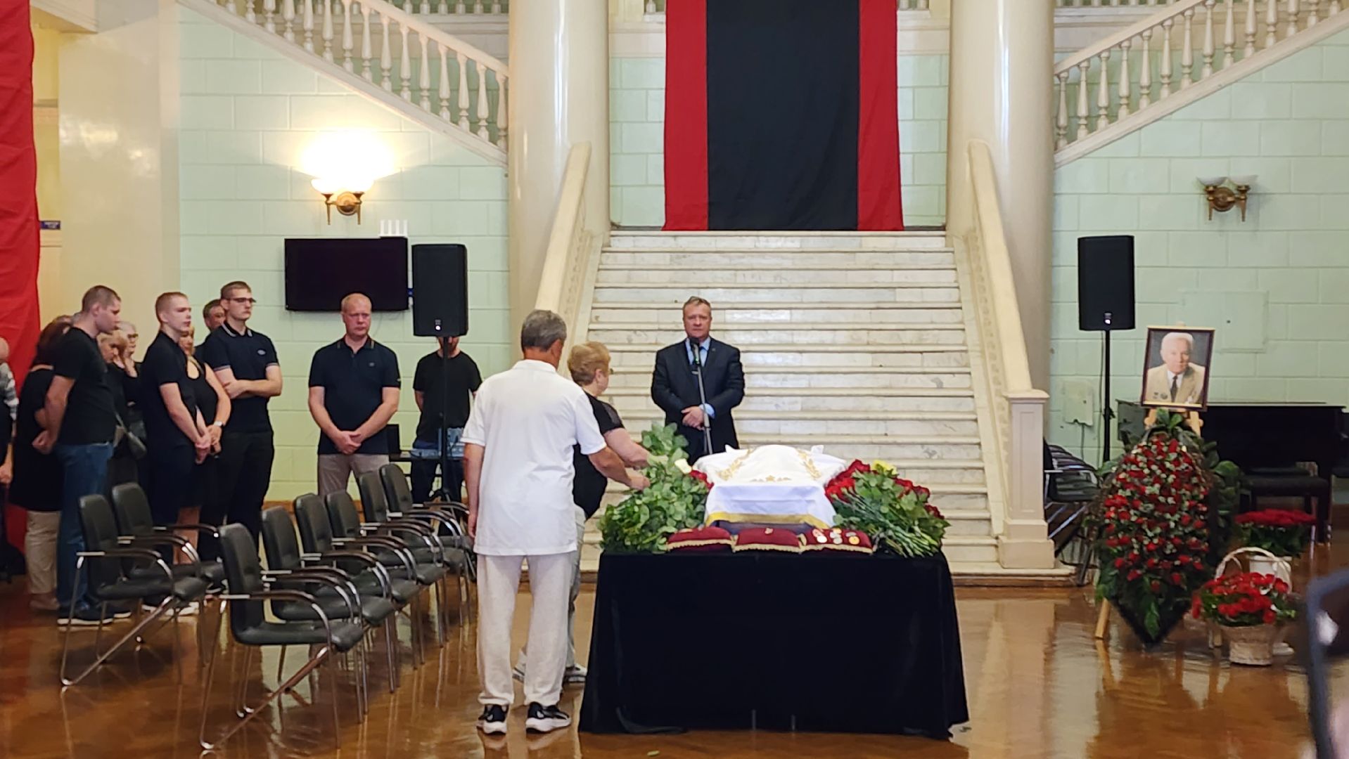 Леонид Лобас, прощание, Борис Аубакиров, Ил-76, Як-130, ЛИИ им Громова, Дворец культуры, Заслуженный летчик-испытатель, герой россии,