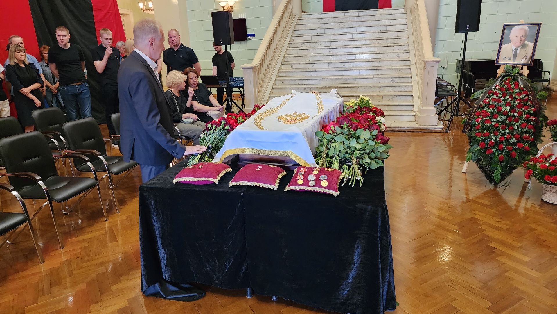 Леонид Лобас, прощание, Борис Аубакиров, Ил-76, Як-130, ЛИИ им Громова, Дворец культуры, Заслуженный летчик-испытатель, герой россии,