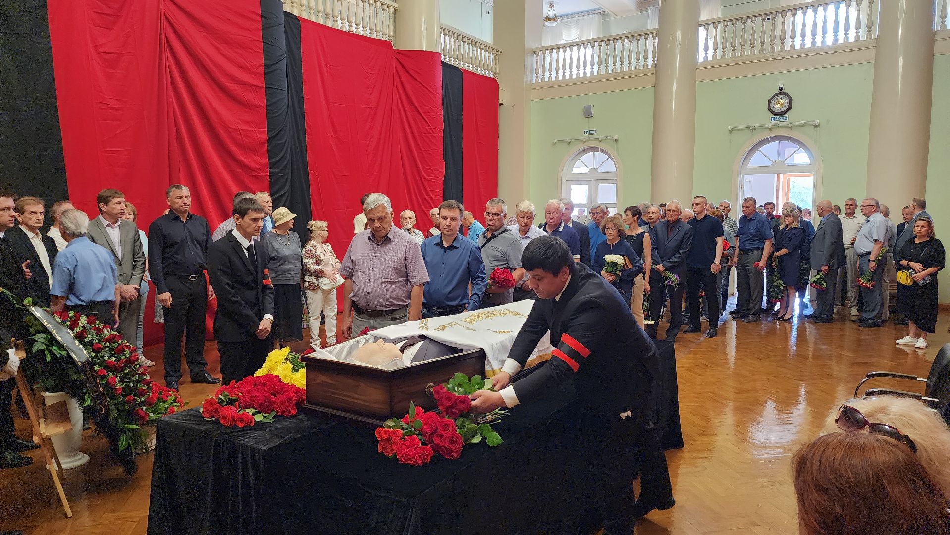 Леонид Лобас, прощание, Борис Аубакиров, Ил-76, Як-130, ЛИИ им Громова, Дворец культуры, Заслуженный летчик-испытатель, герой россии,