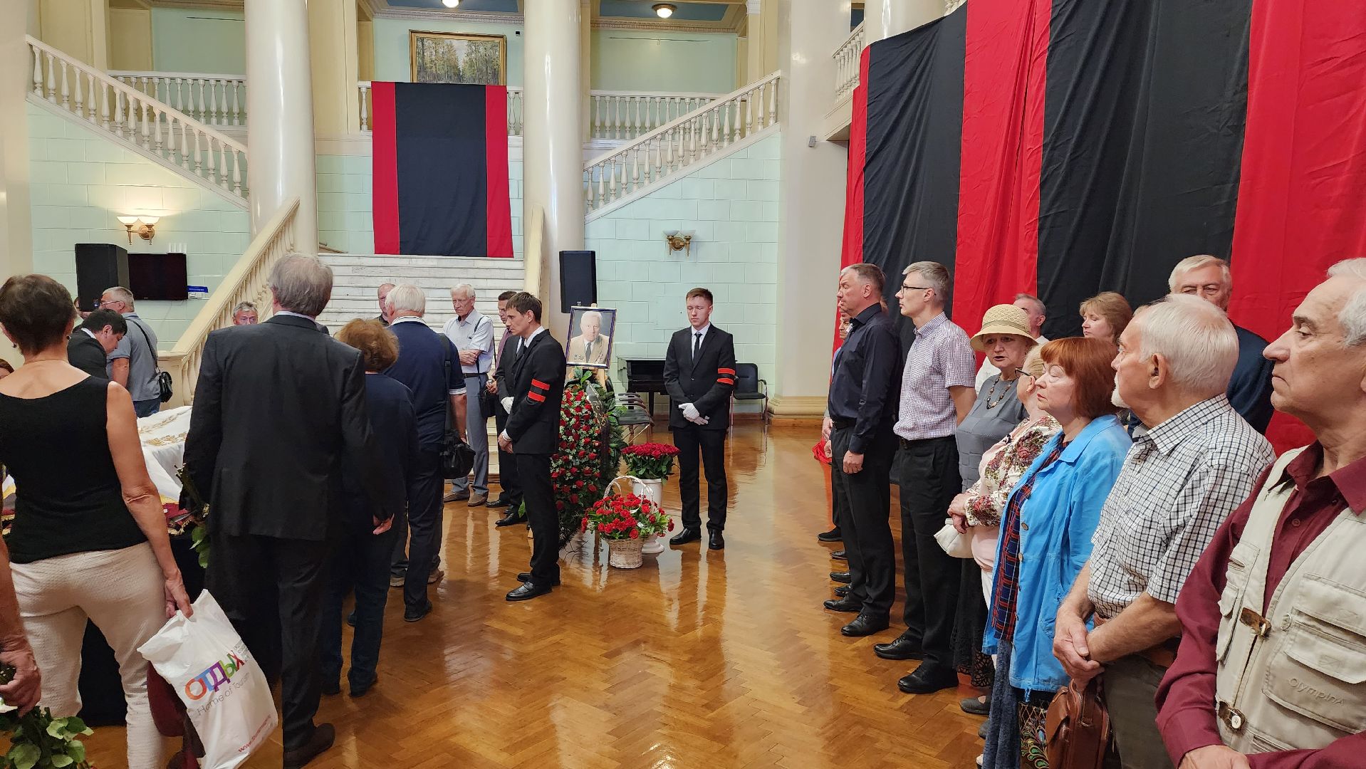 Леонид Лобас, прощание, Борис Аубакиров, Ил-76, Як-130, ЛИИ им Громова, Дворец культуры, Заслуженный летчик-испытатель, герой россии,