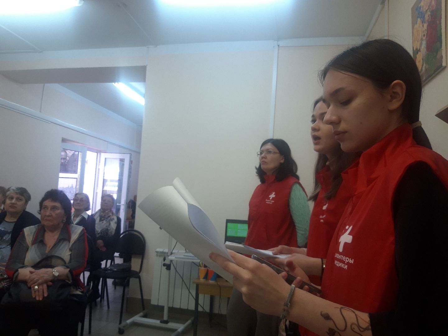 волонтеры, помощь людям,