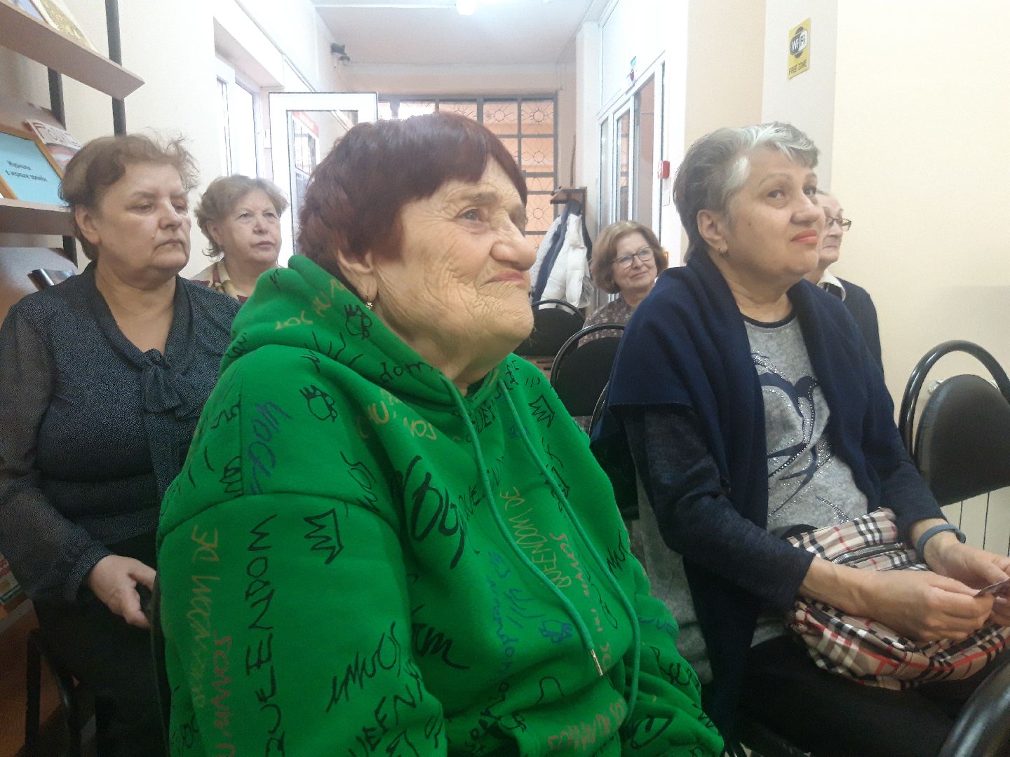 волонтеры, помощь людям,