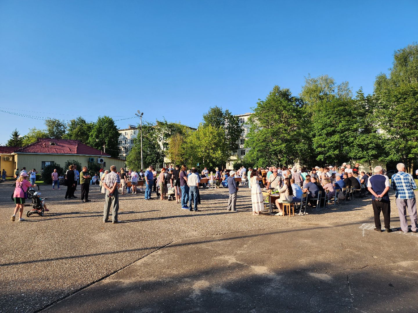 Чехов, микрорайон Венюково, выездная администрация, встреча с жителями, обращения граждан, ремонт тротуара, асфальтирование подходов, социальные объекты, Мосавтодор,