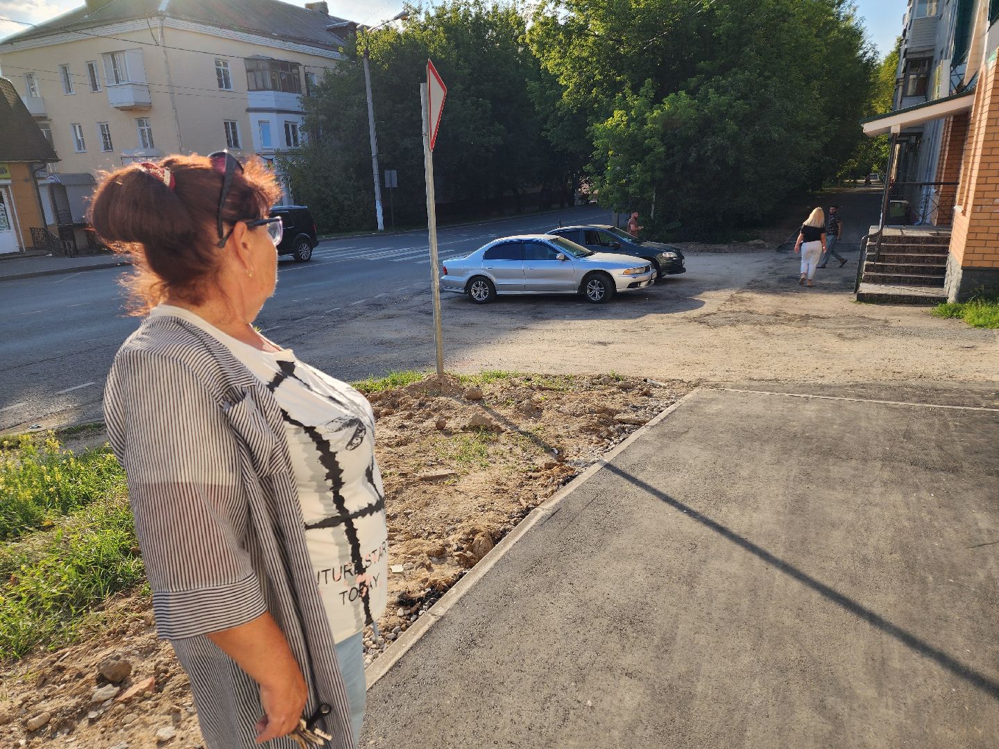 Чехов, микрорайон Венюково, выездная администрация, встреча с жителями, обращения граждан, ремонт тротуара, асфальтирование подходов, социальные объекты, Мосавтодор,