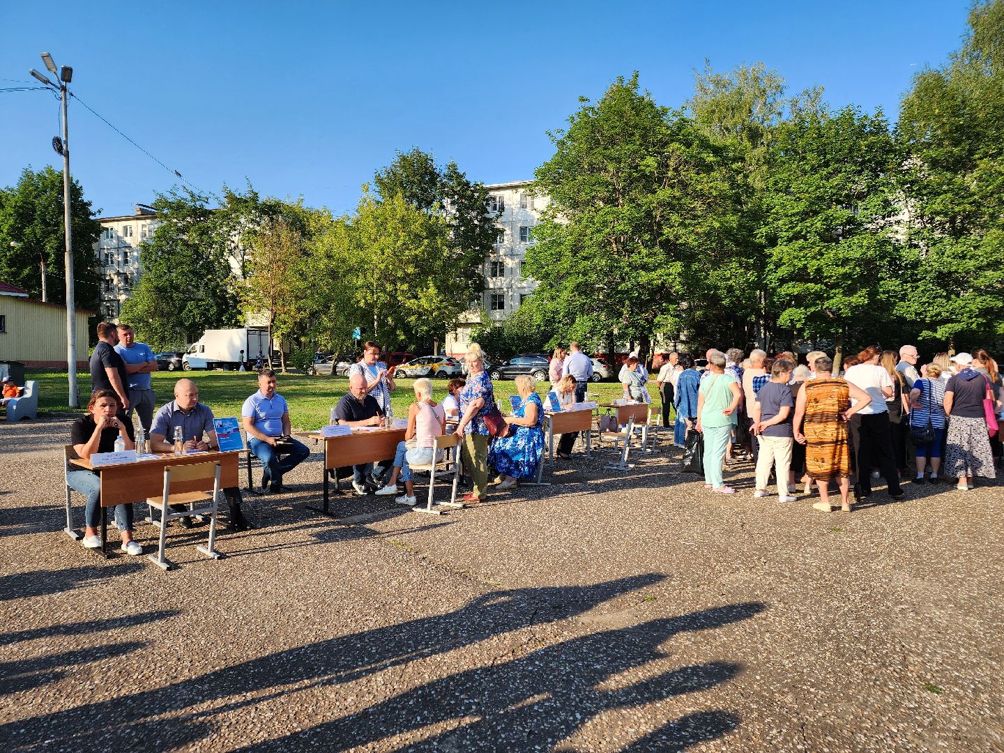 Чехов, микрорайон Венюково, выездная администрация, встреча с жителями, обращения граждан, ремонт тротуара, асфальтирование подходов, социальные объекты, Мосавтодор,