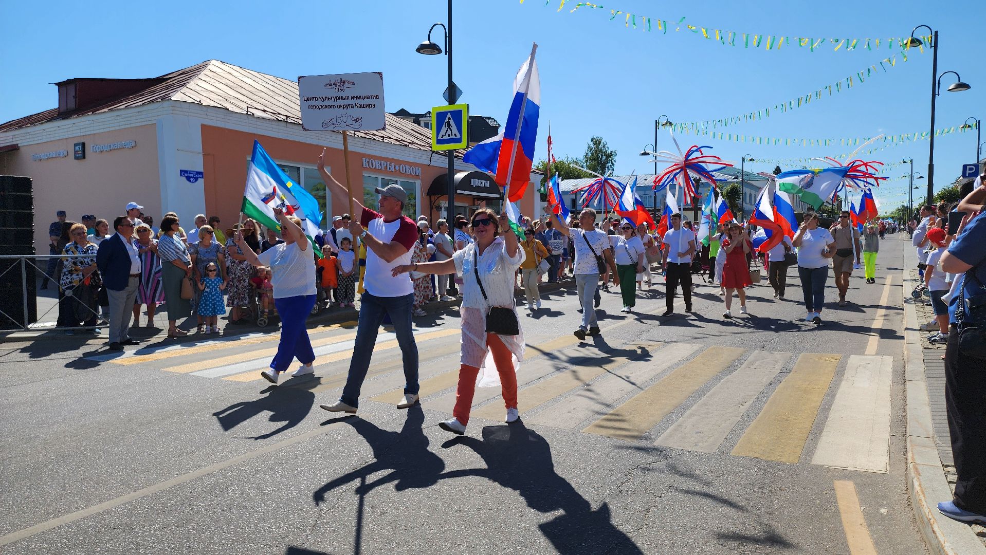 кашира, праздничное шествие, день города, движение первых, школы, администрация, мбу благоустройство, муп теплосеть, новотранс, каширская больница, барабанное шоу,