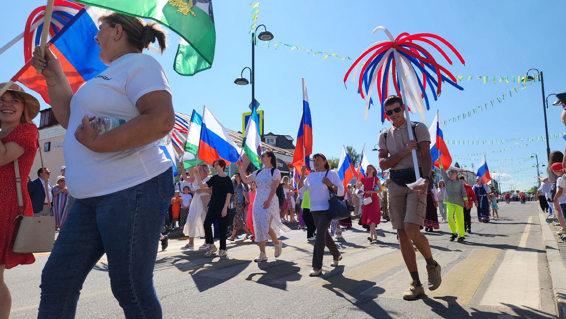 кашира, праздничное шествие, день города, движение первых, школы, администрация, мбу благоустройство, муп теплосеть, новотранс, каширская больница, барабанное шоу,