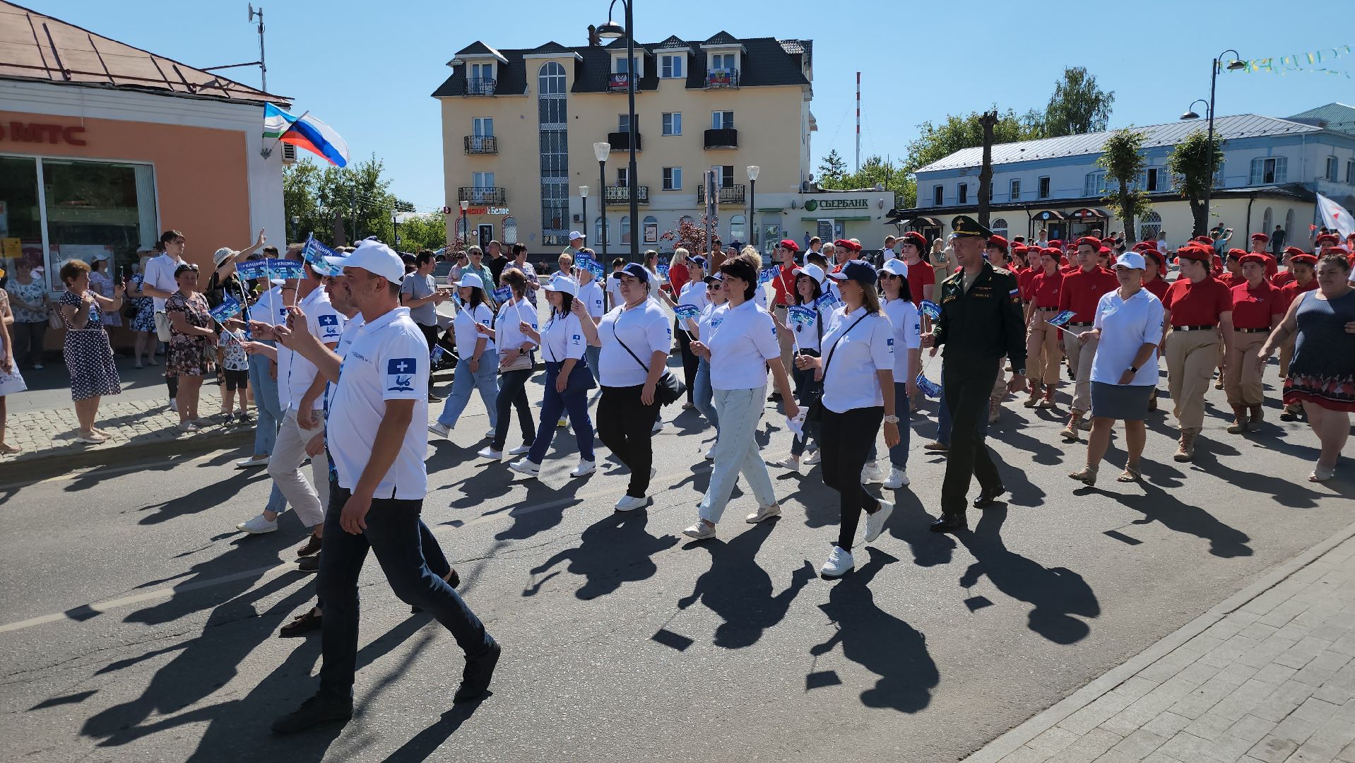 кашира, праздничное шествие, день города, движение первых, школы, администрация, мбу благоустройство, муп теплосеть, новотранс, каширская больница, барабанное шоу,