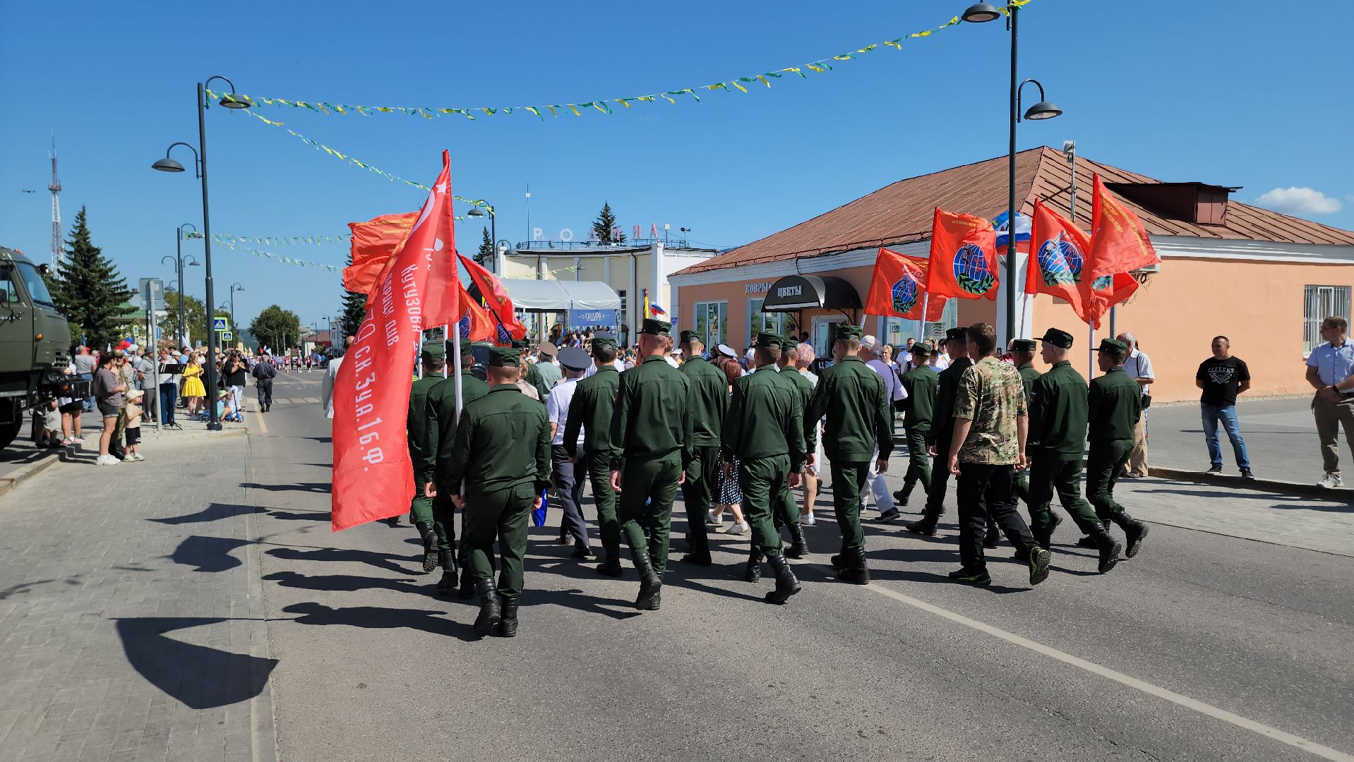 кашира, праздничное шествие, день города, движение первых, школы, администрация, мбу благоустройство, муп теплосеть, новотранс, каширская больница, барабанное шоу,