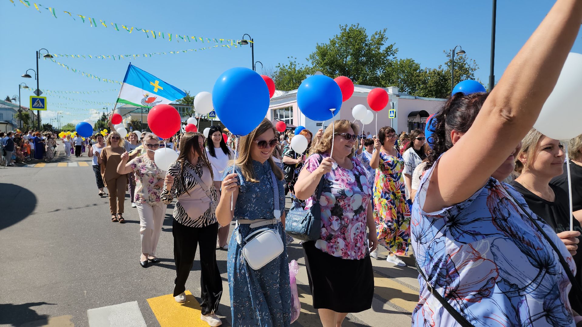 кашира, праздничное шествие, день города, движение первых, школы, администрация, мбу благоустройство, муп теплосеть, новотранс, каширская больница, барабанное шоу,