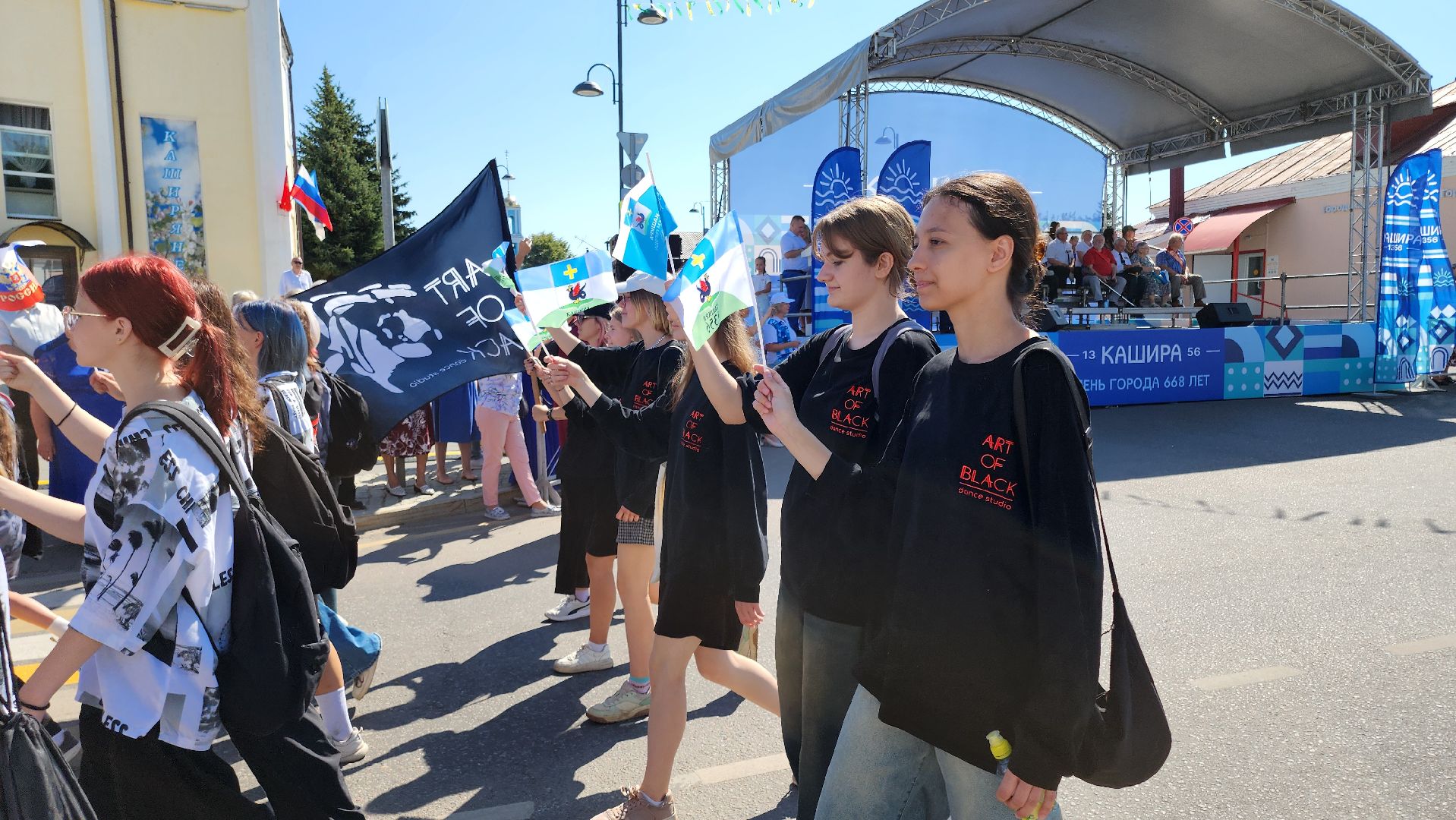 кашира, праздничное шествие, день города, движение первых, школы, администрация, мбу благоустройство, муп теплосеть, новотранс, каширская больница, барабанное шоу,