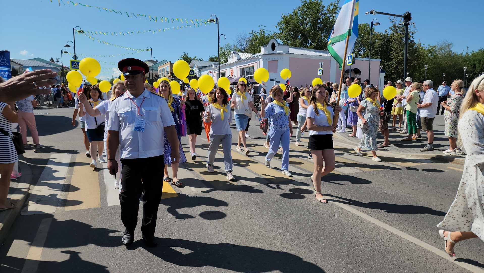 кашира, праздничное шествие, день города, движение первых, школы, администрация, мбу благоустройство, муп теплосеть, новотранс, каширская больница, барабанное шоу,