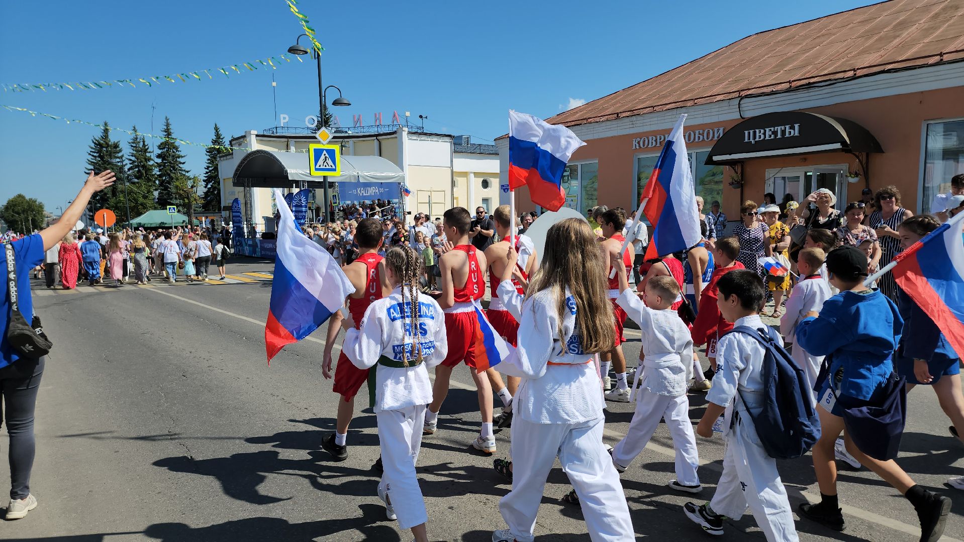 кашира, праздничное шествие, день города, движение первых, школы, администрация, мбу благоустройство, муп теплосеть, новотранс, каширская больница, барабанное шоу,
