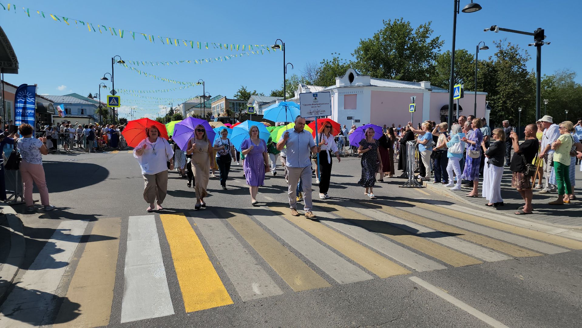 кашира, праздничное шествие, день города, движение первых, школы, администрация, мбу благоустройство, муп теплосеть, новотранс, каширская больница, барабанное шоу,