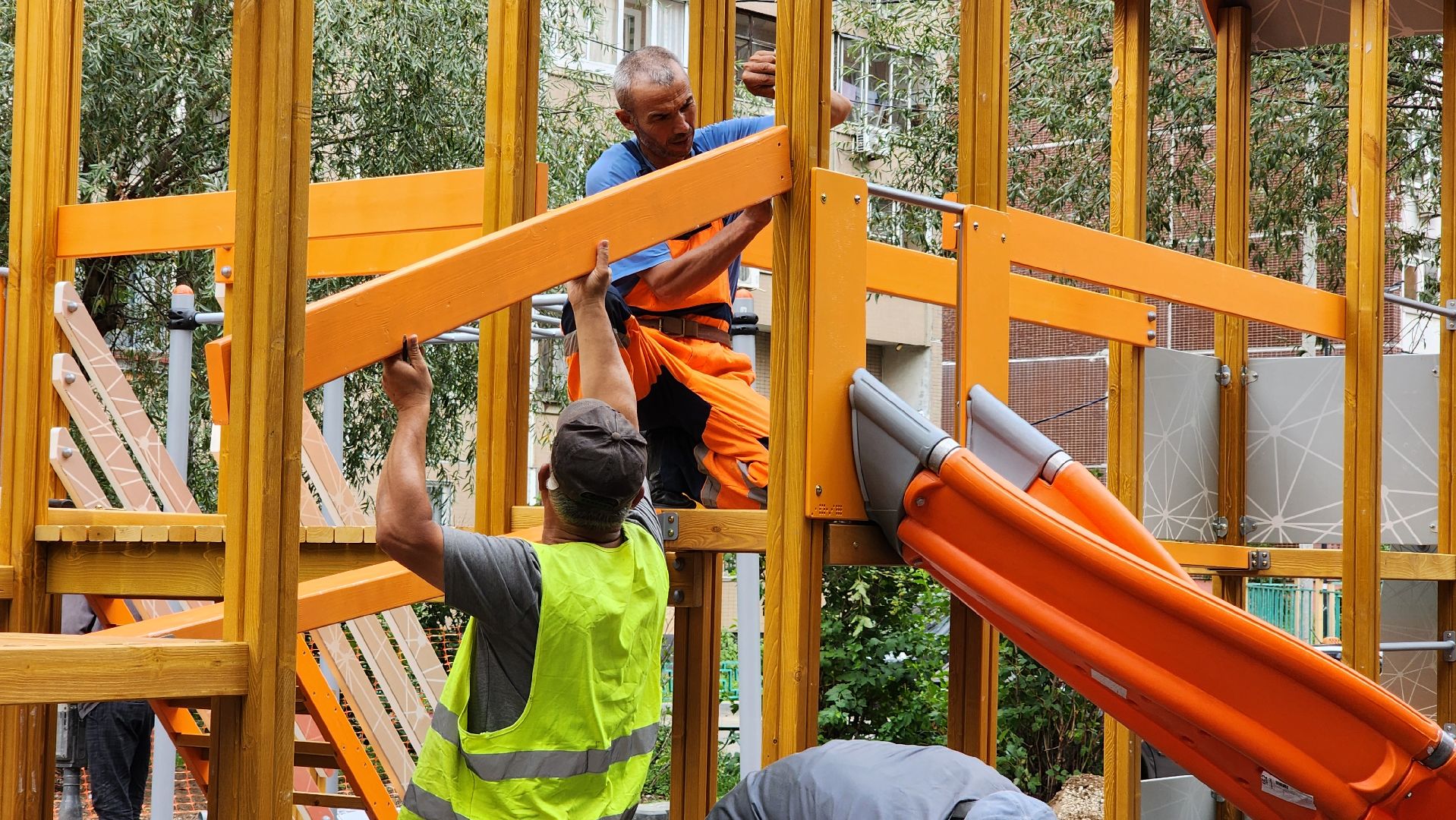 комплексное благоустройство двора, модернизация детской площадки,