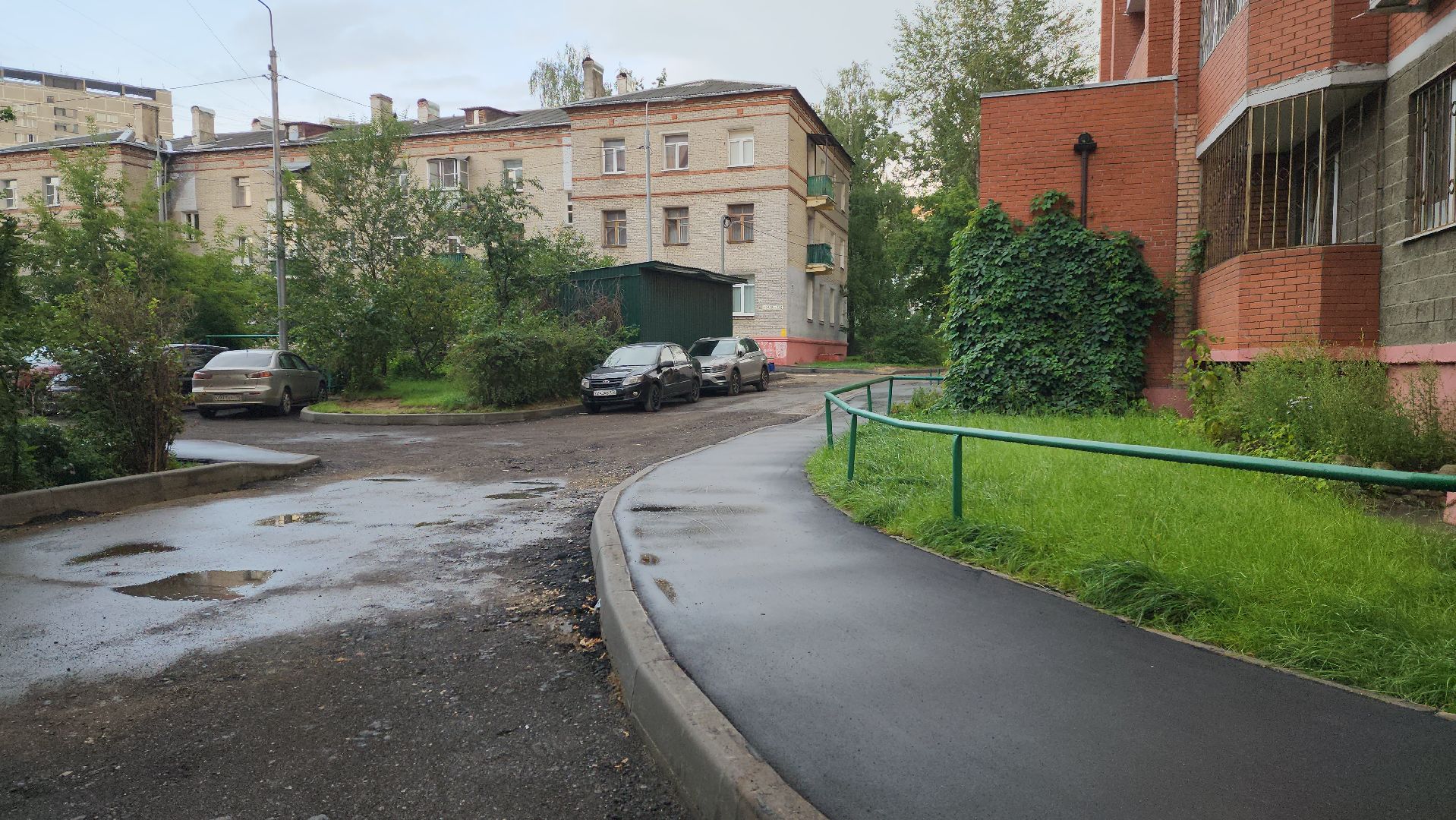 благоустройство дворовой территории, замена асфальта во дворе, пешеходные тропы,