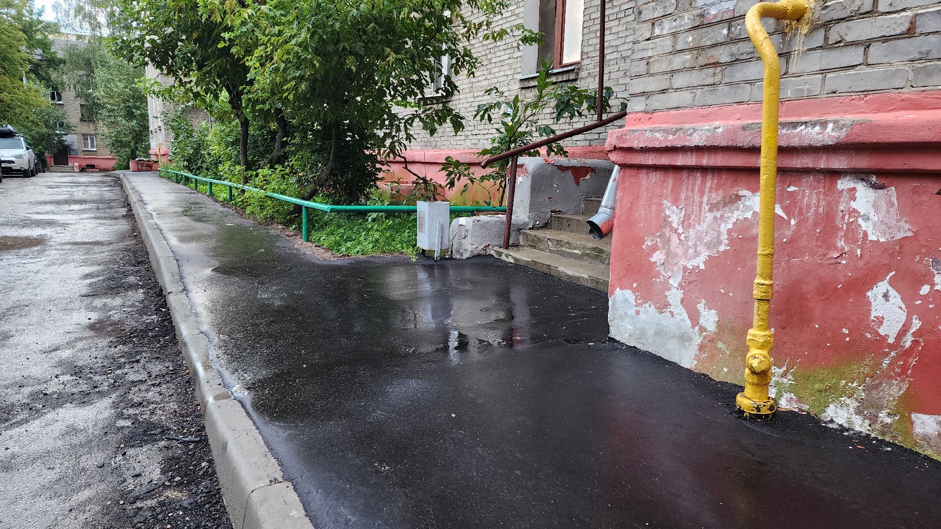 благоустройство дворовой территории, замена асфальта во дворе, пешеходные тропы,