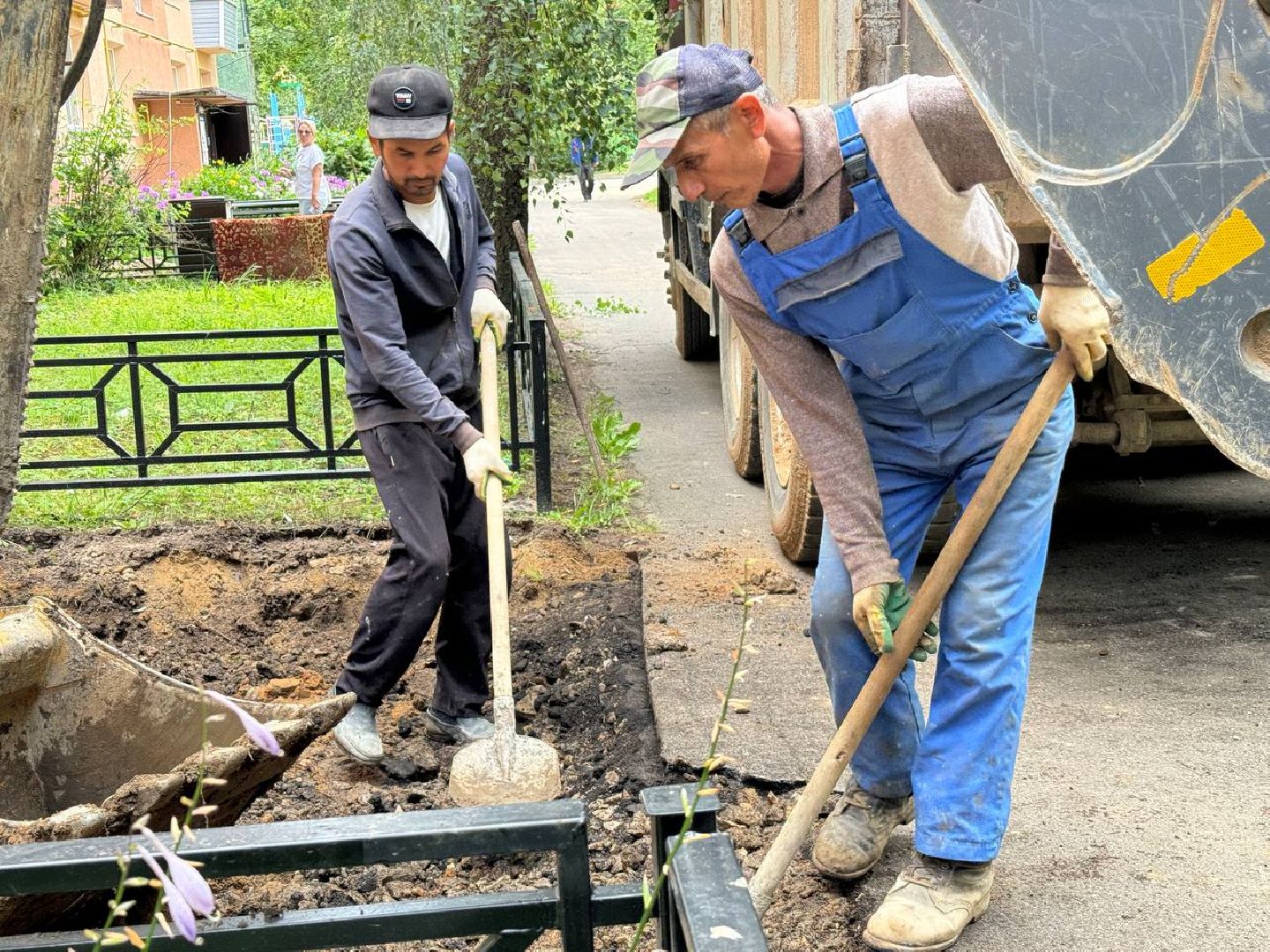 двор асфальт, подьезды, городской округ восход, бригада,