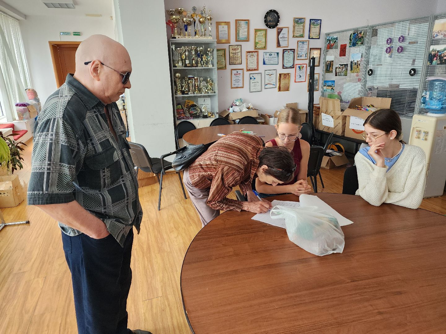 Чехов, дворец культуры Дружба, пункт сбора гуманитарной помощи, помощь жителям Курской области, поддержка, губернатор московской области,