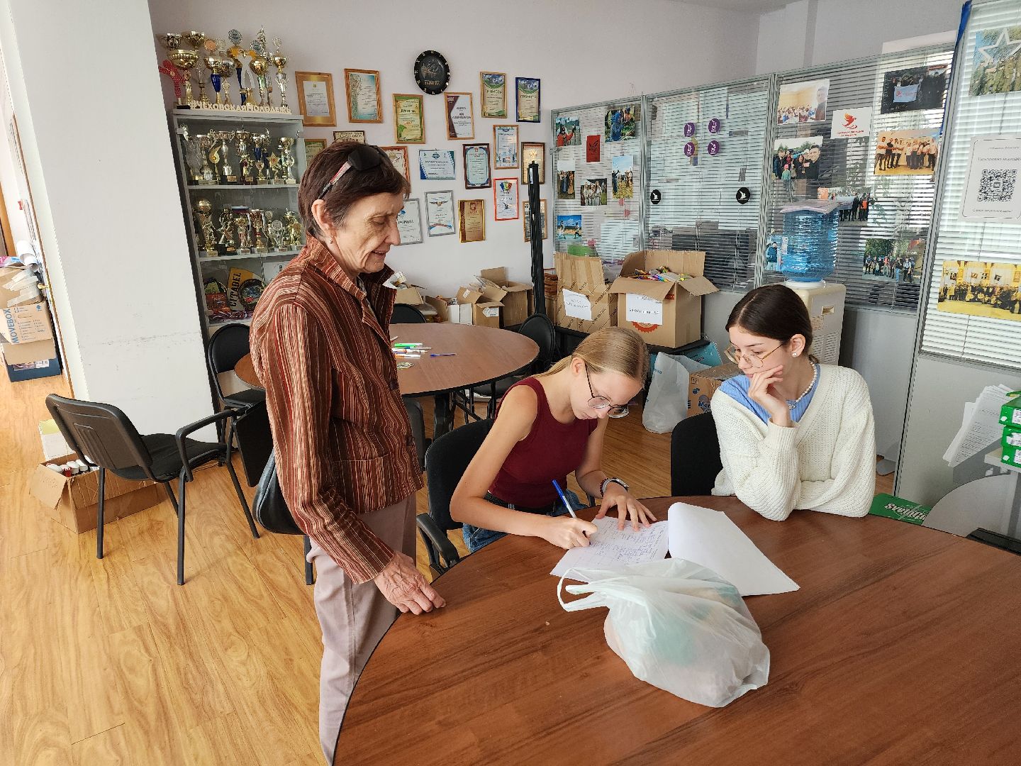 Чехов, дворец культуры Дружба, пункт сбора гуманитарной помощи, помощь жителям Курской области, поддержка, губернатор московской области,