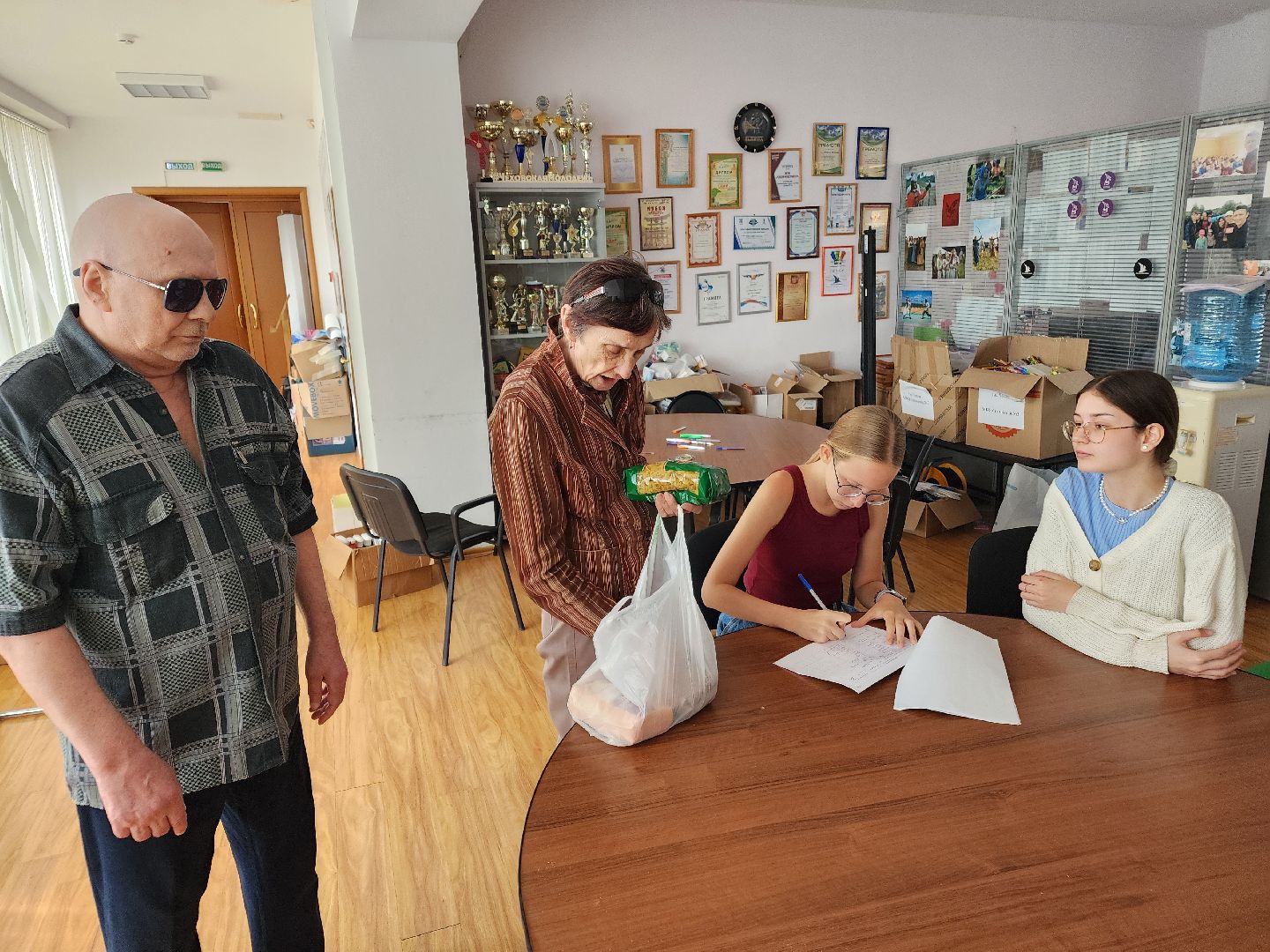 Чехов, дворец культуры Дружба, пункт сбора гуманитарной помощи, помощь жителям Курской области, поддержка, губернатор московской области,