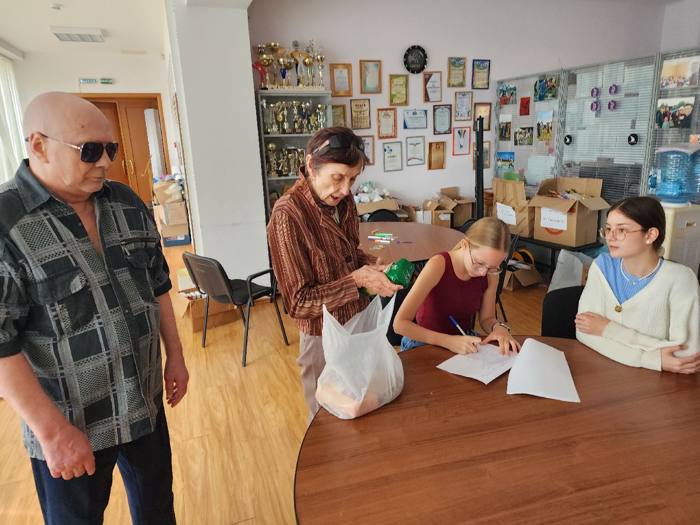 Чехов, дворец культуры Дружба, пункт сбора гуманитарной помощи, помощь жителям Курской области, поддержка, губернатор московской области,