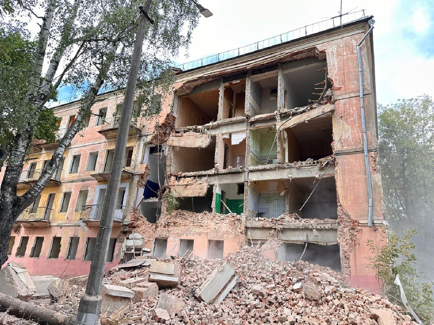 снос здания, аварийное жилье, аварийный дом, мытищи,