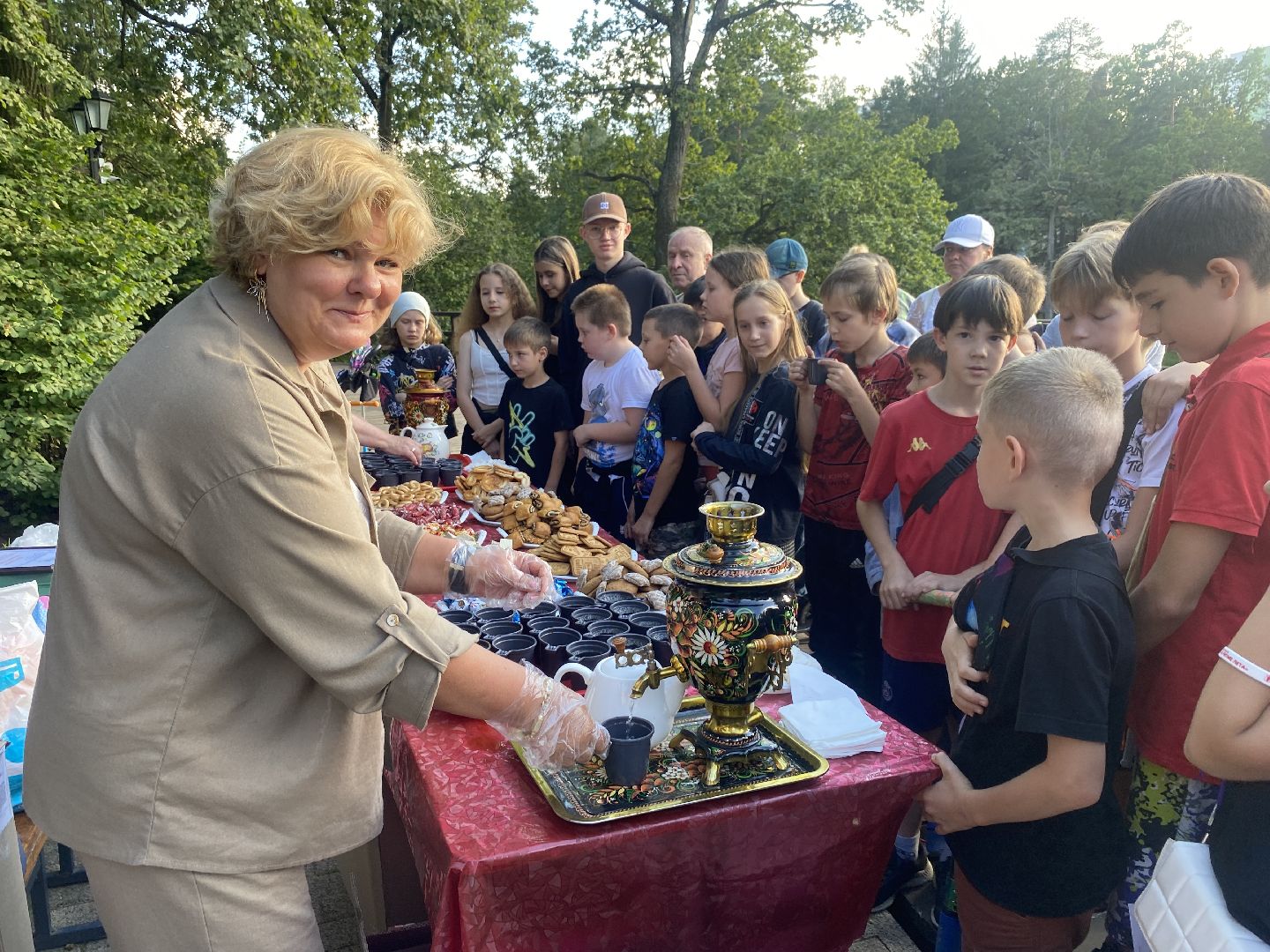 праздник двора, цветной бульвар власиха, благоустройство территории, чествование юбиляров, клумбы у домов,