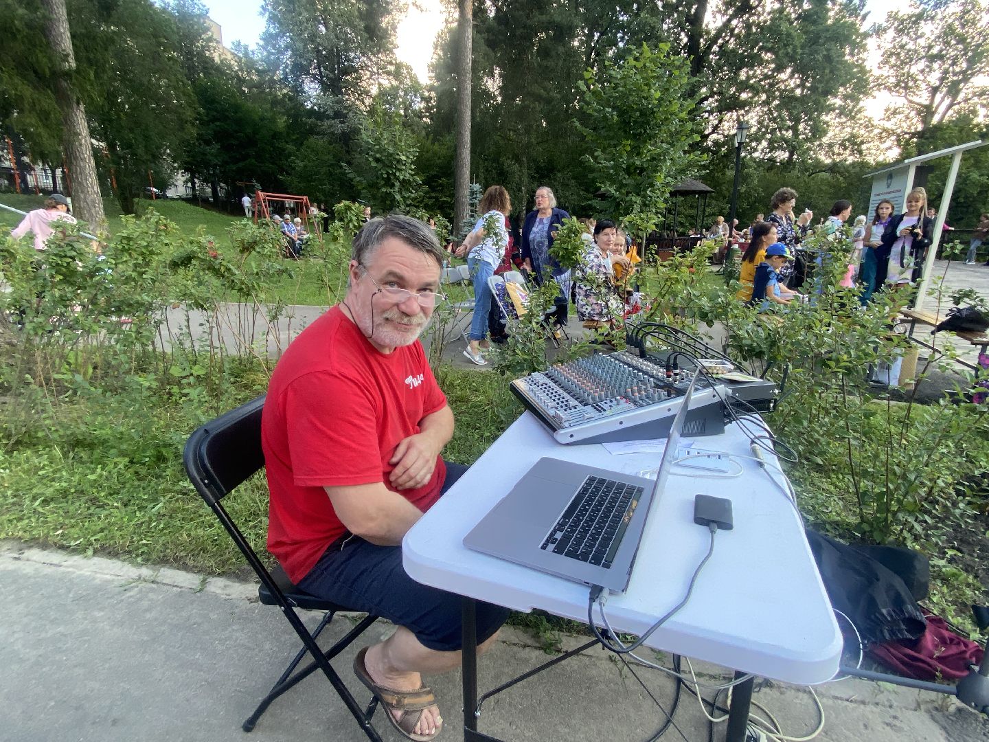 праздник двора, цветной бульвар власиха, благоустройство территории, чествование юбиляров, клумбы у домов,