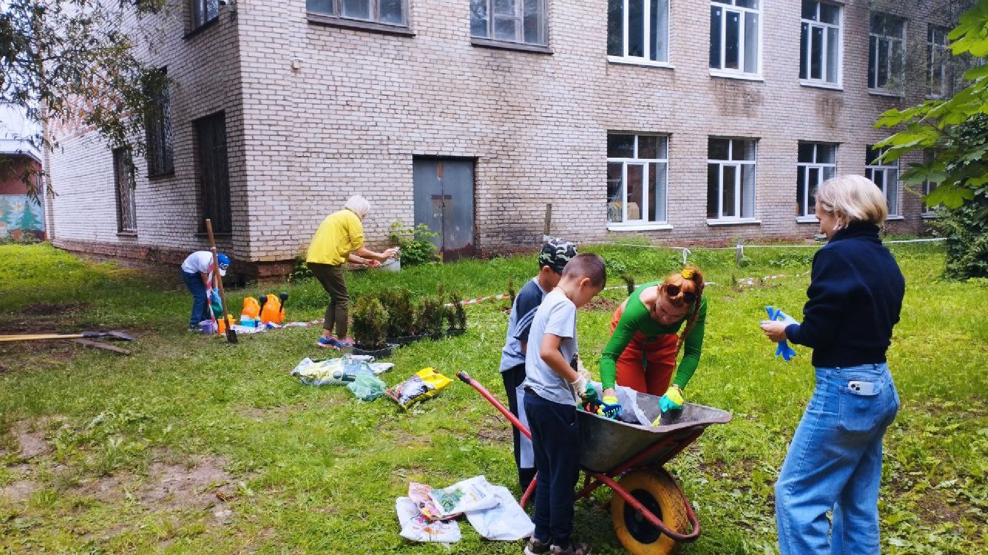 ивантеевка, высадка деревьев, дети с овз, дети с особенностями развития, акция, благотворительая акция,центр социального обслуживания,