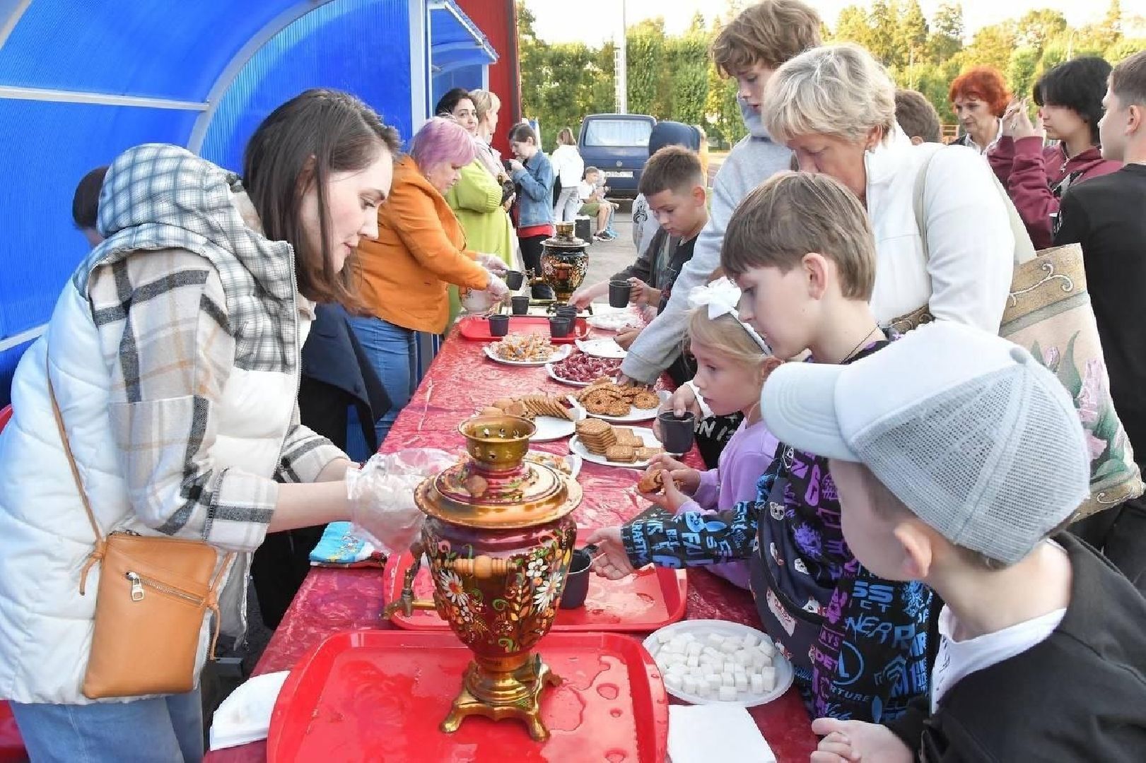 праздник двора, микрорайон спортивный, власиха ул Маршала Жукова, чествование юбиляров, семьи с особенными детьми, Год семьи, президент рф, президент путин,