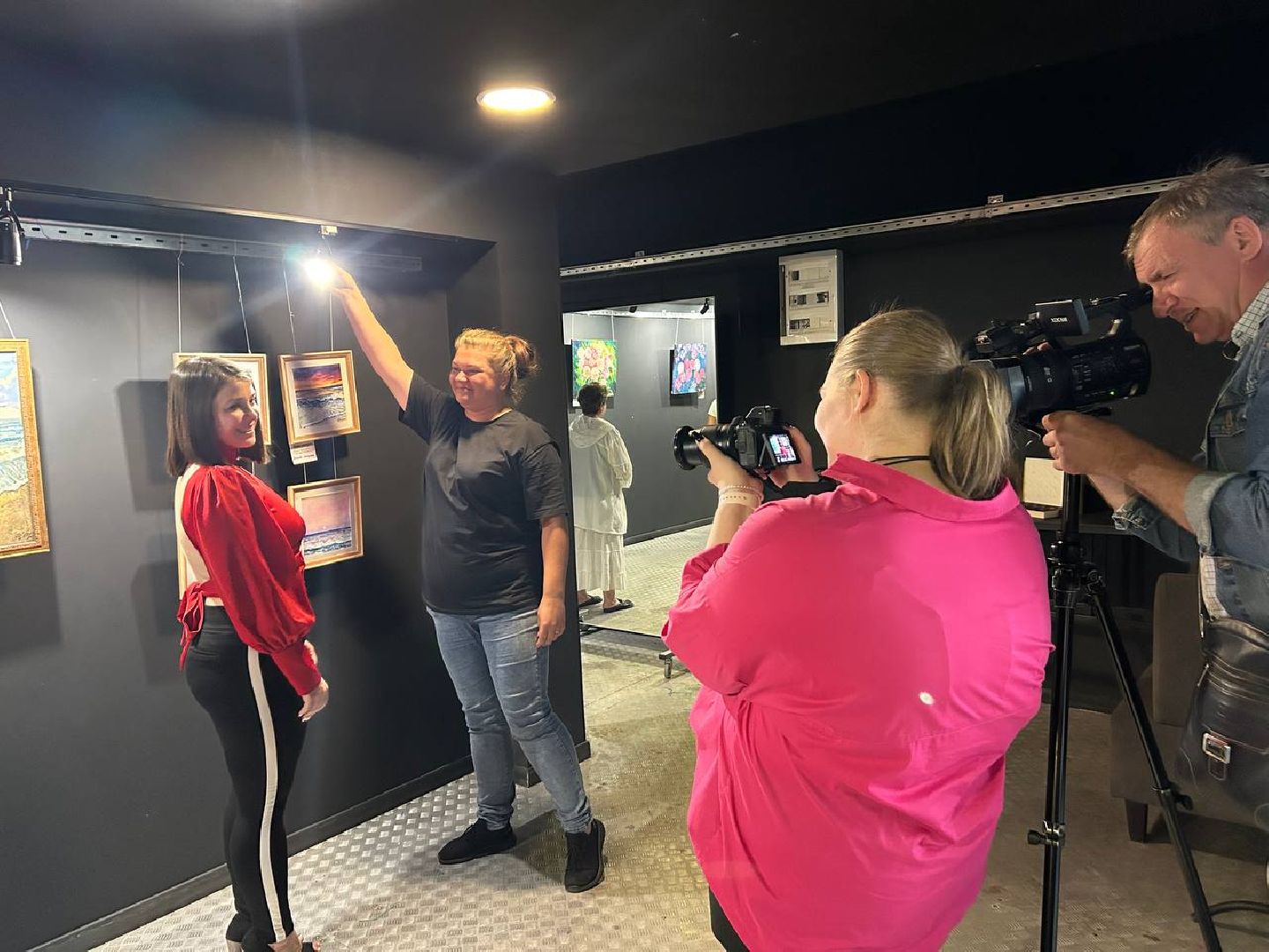 выставка домодедовской художницы, Центр Победа, Портреты, море, цветы,