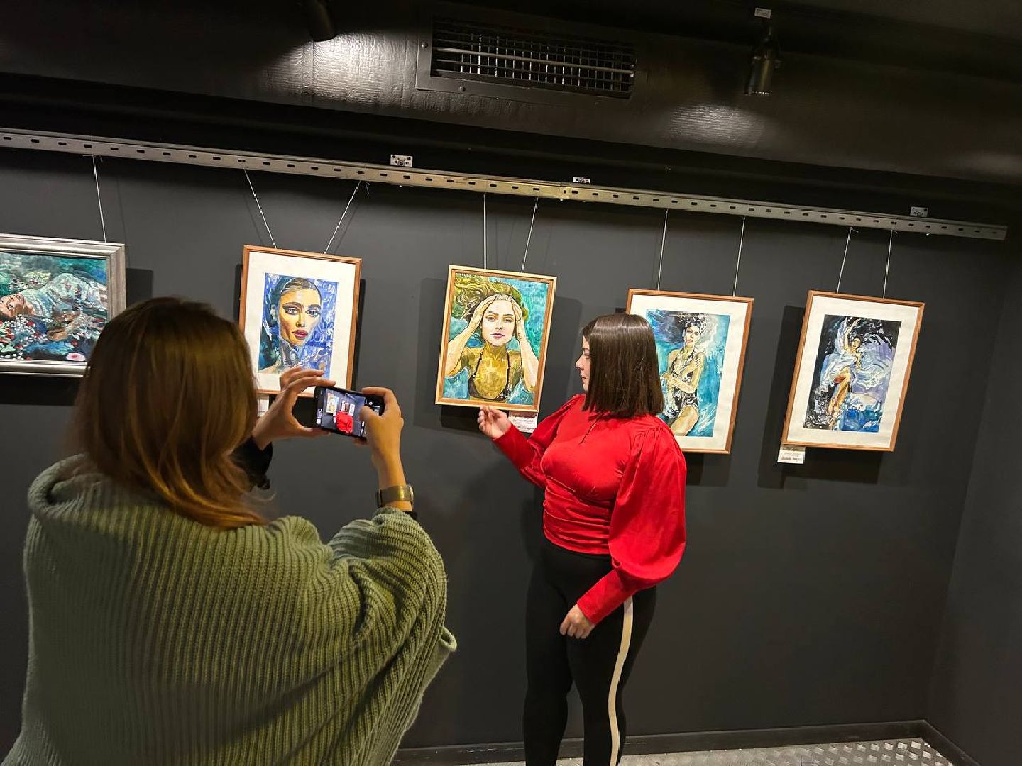 выставка домодедовской художницы, Центр Победа, Портреты, море, цветы,