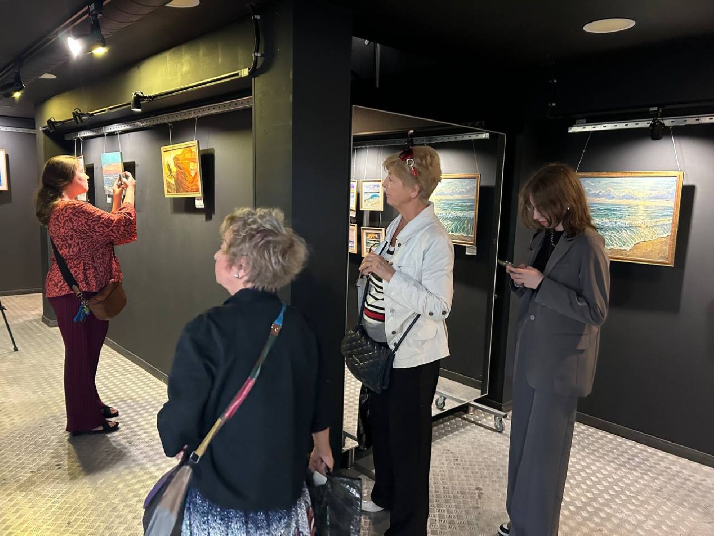 выставка домодедовской художницы, Центр Победа, Портреты, море, цветы,