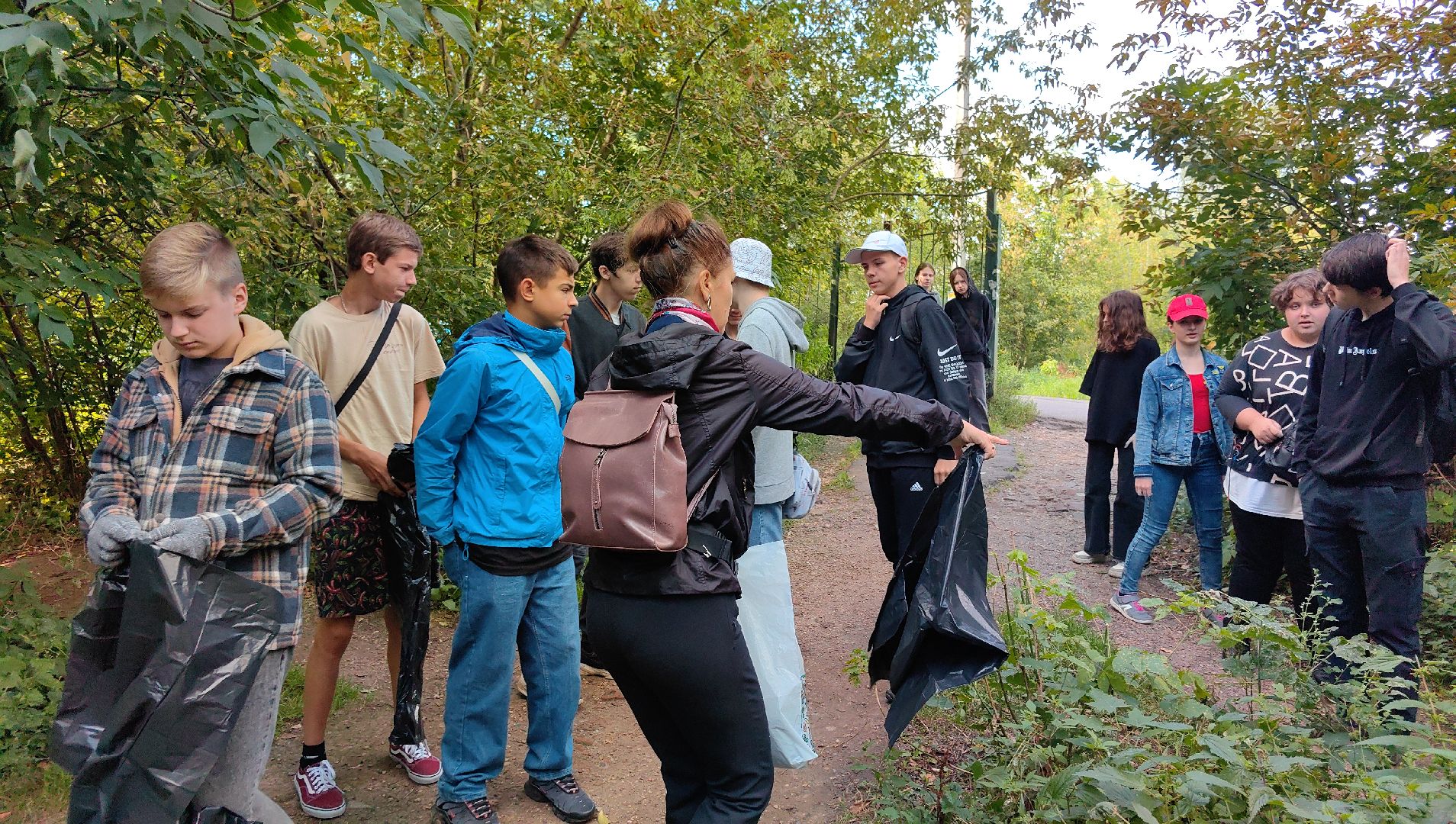 трудовые бригады, уборка территории, мешки мусора, подростки, прибрежные зоны, щёлково,