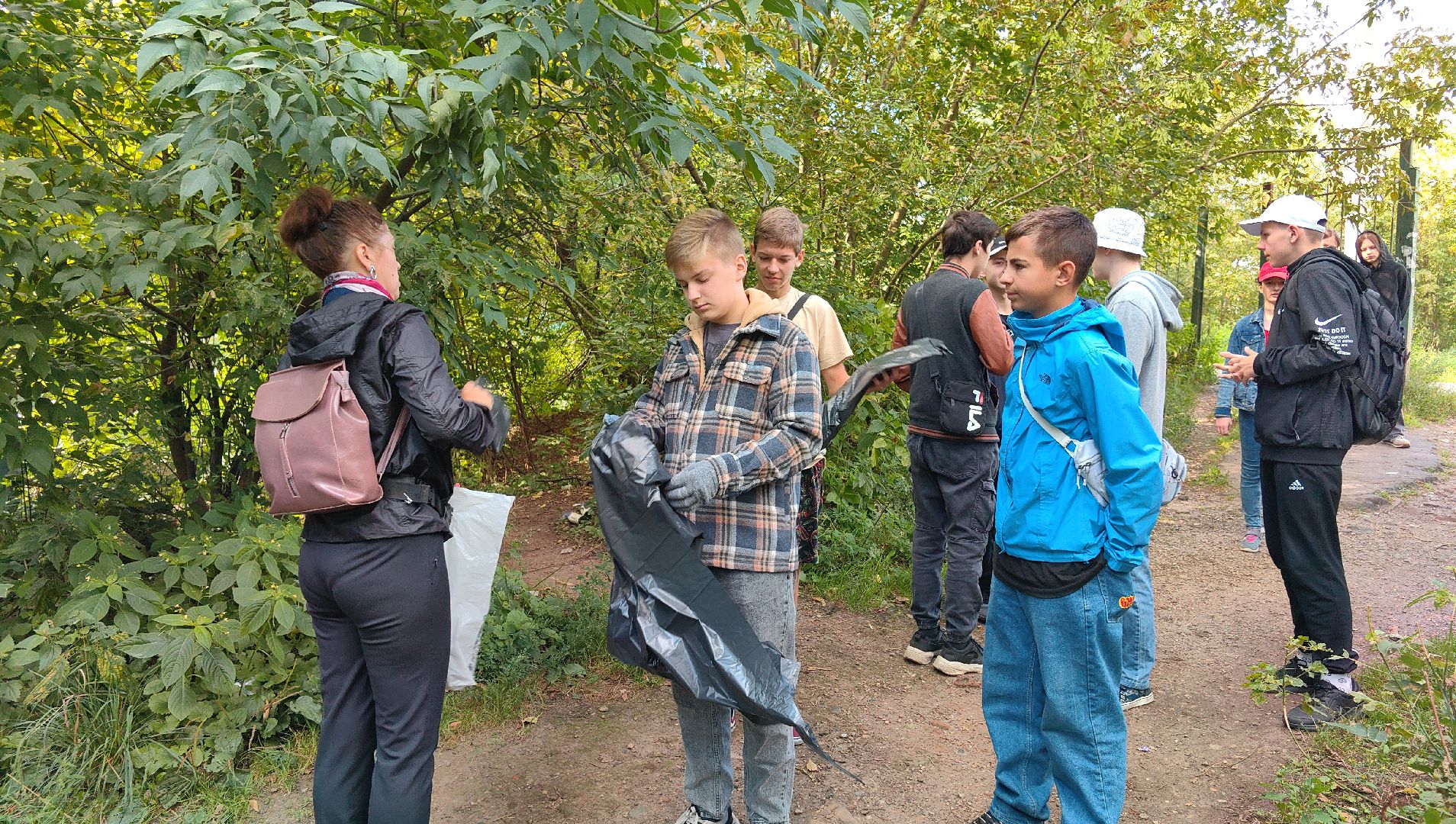 трудовые бригады, уборка территории, мешки мусора, подростки, прибрежные зоны, щёлково,