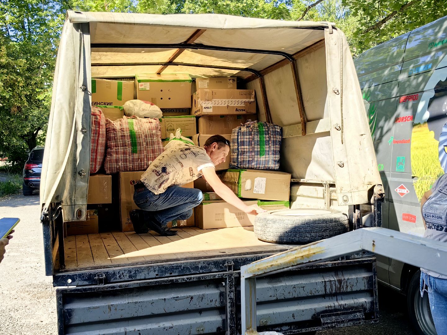 гуманитарный груз, благотворительность, вода, акция, волонтеры,