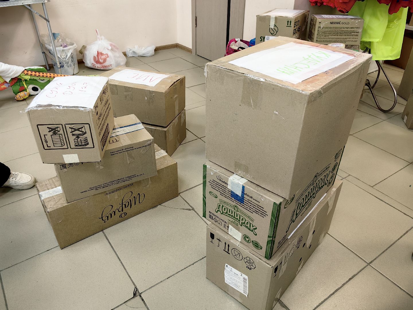 гуманитарный груз, благотворительность, вода, акция, волонтеры,