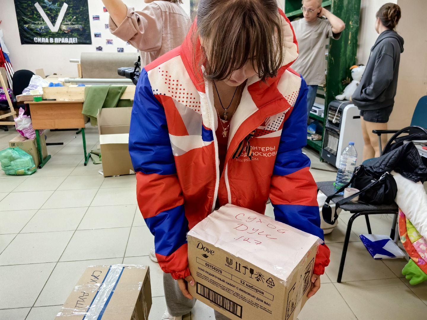 гуманитарный груз, благотворительность, вода, акция, волонтеры,