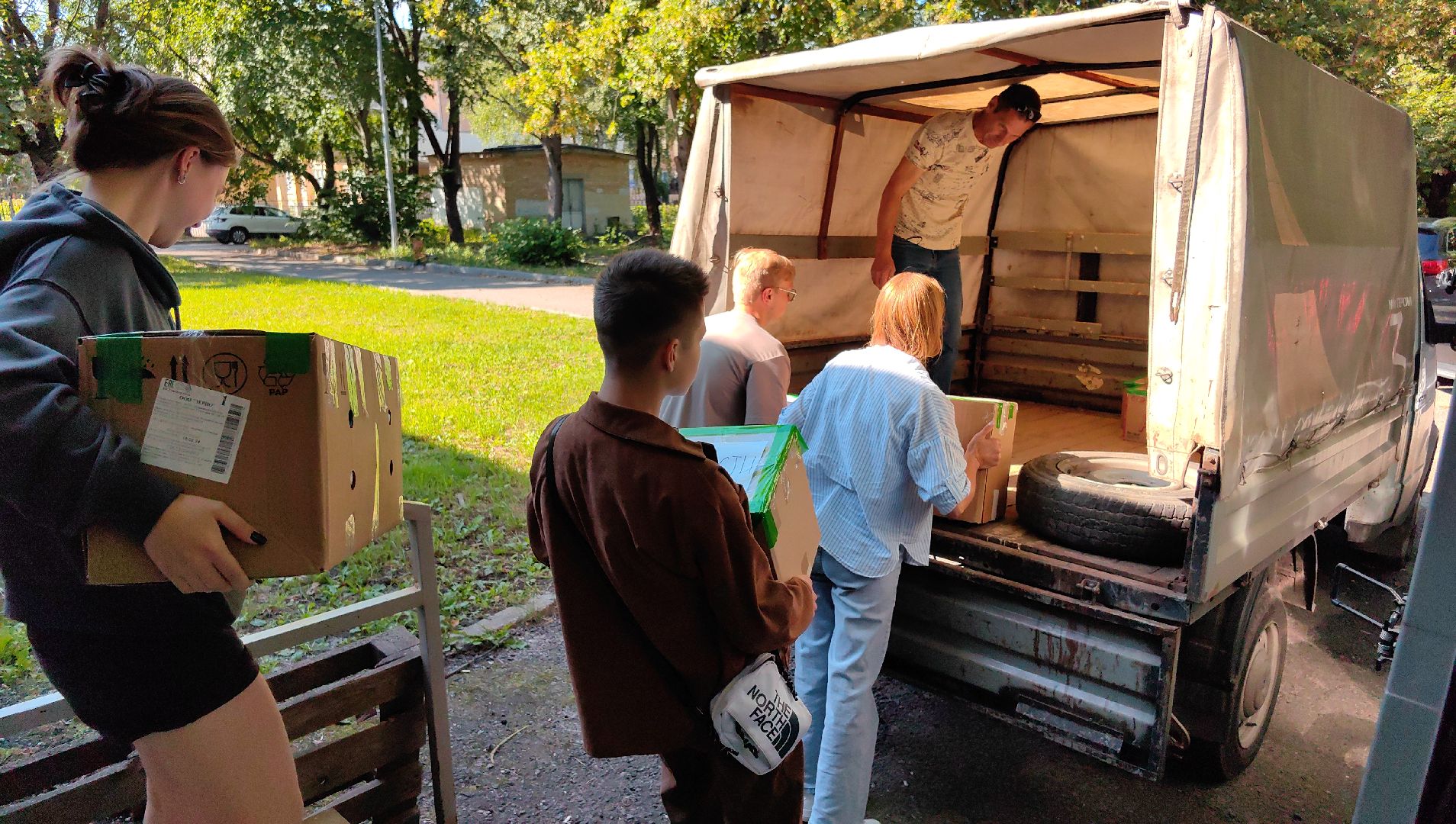 гуманитарный груз, благотворительность, вода, акция, волонтеры,